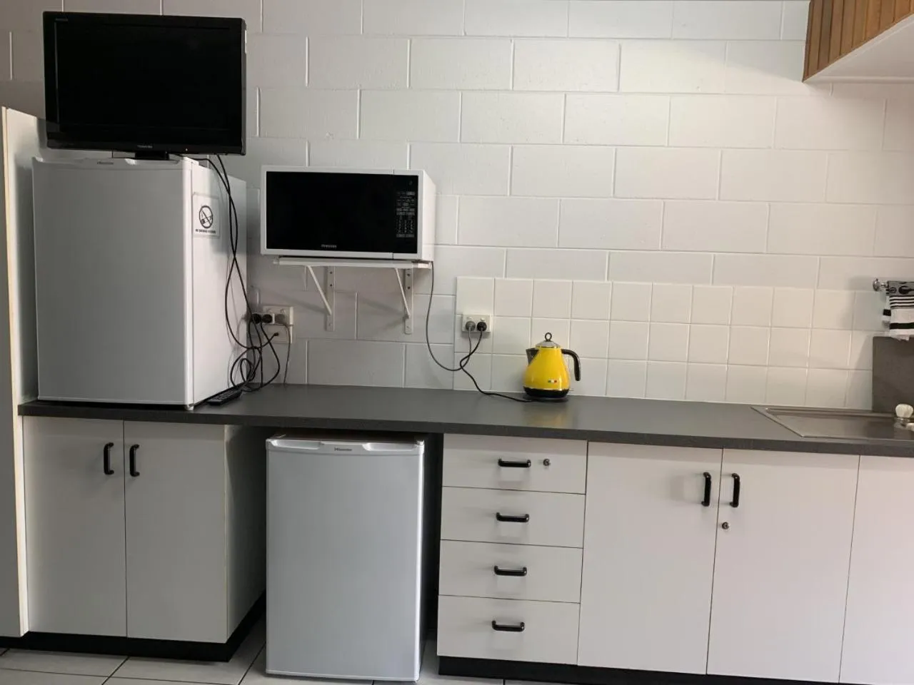 Kitchen or kitchenette in Sandpiper Motel