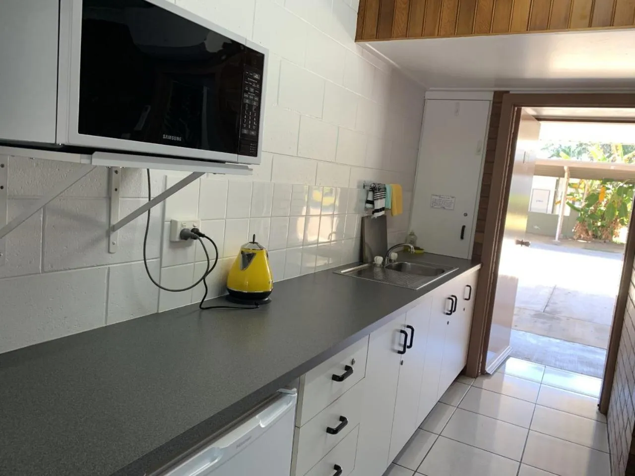 Kitchen or kitchenette in Sandpiper Motel