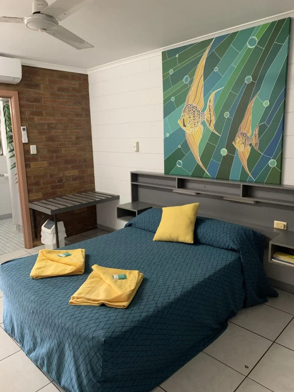 Bed in Sandpiper Motel