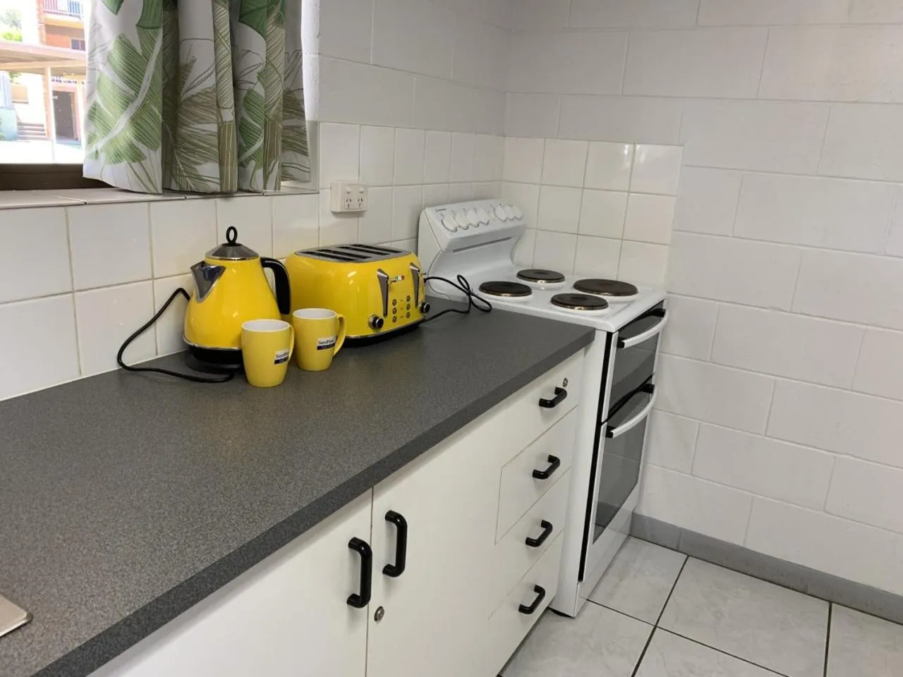 Kitchen or kitchenette in Sandpiper Motel