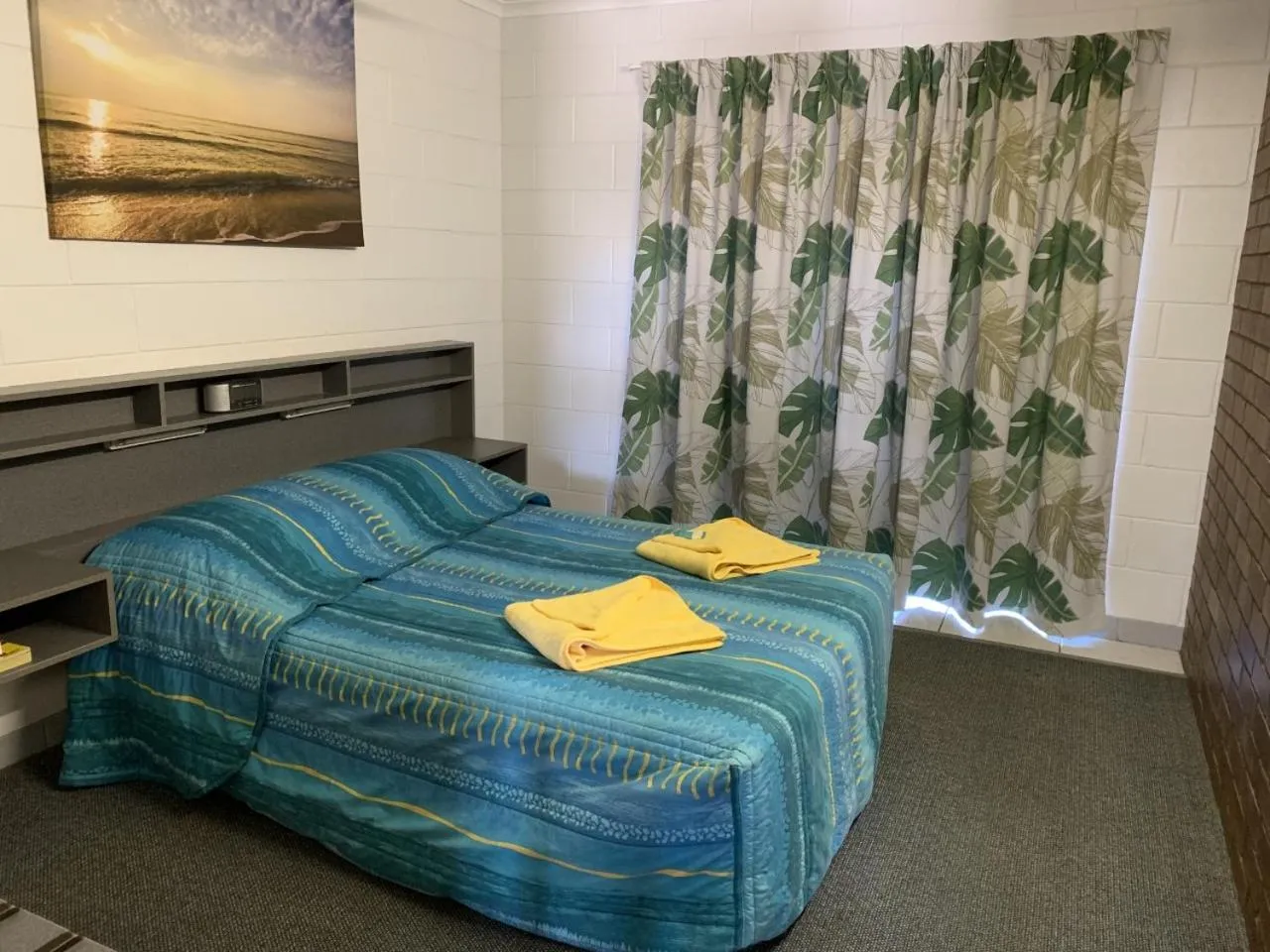 Bedroom, Bed in Sandpiper Motel