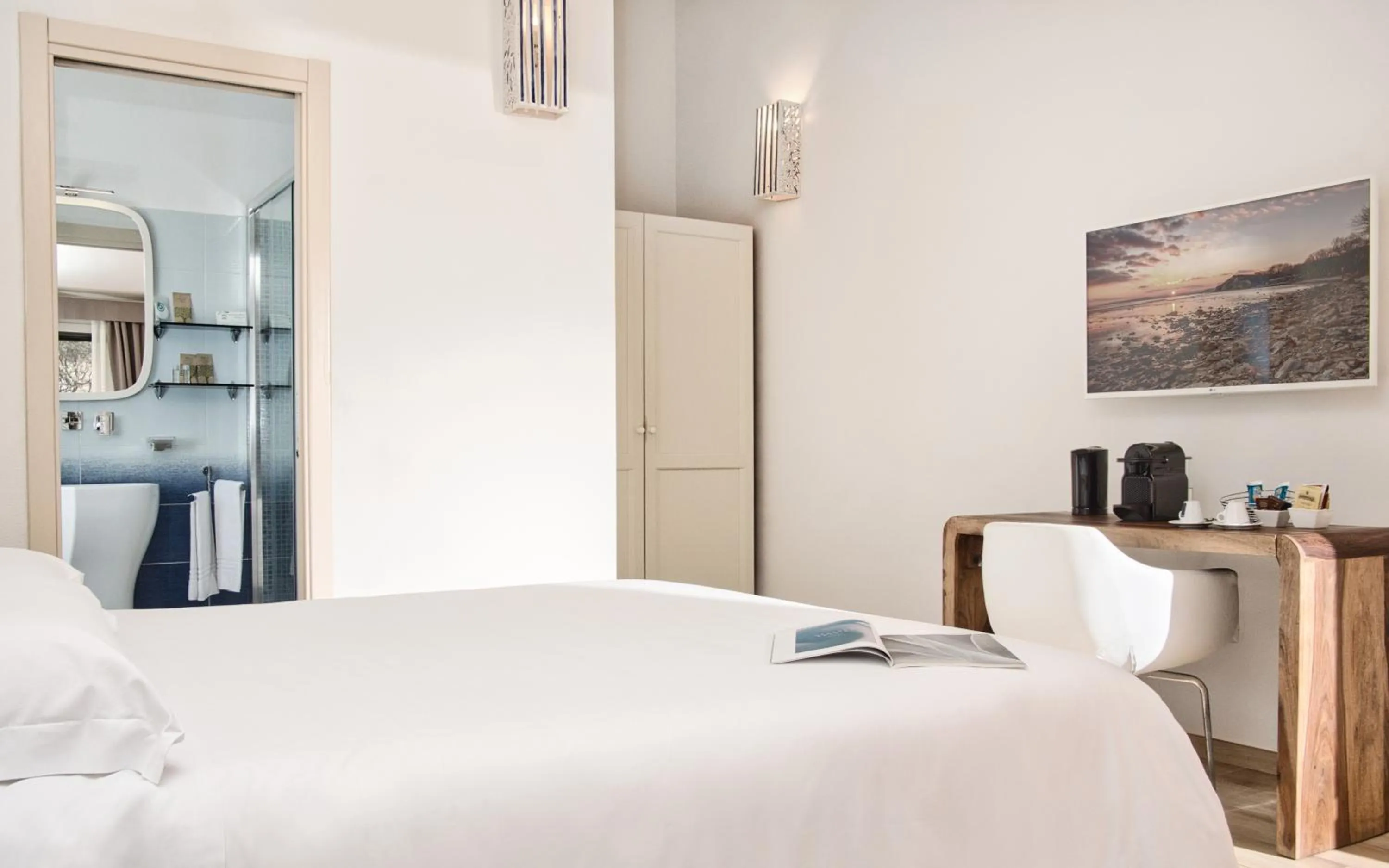 TV and multimedia, Bed in Smart Suite & Apartments