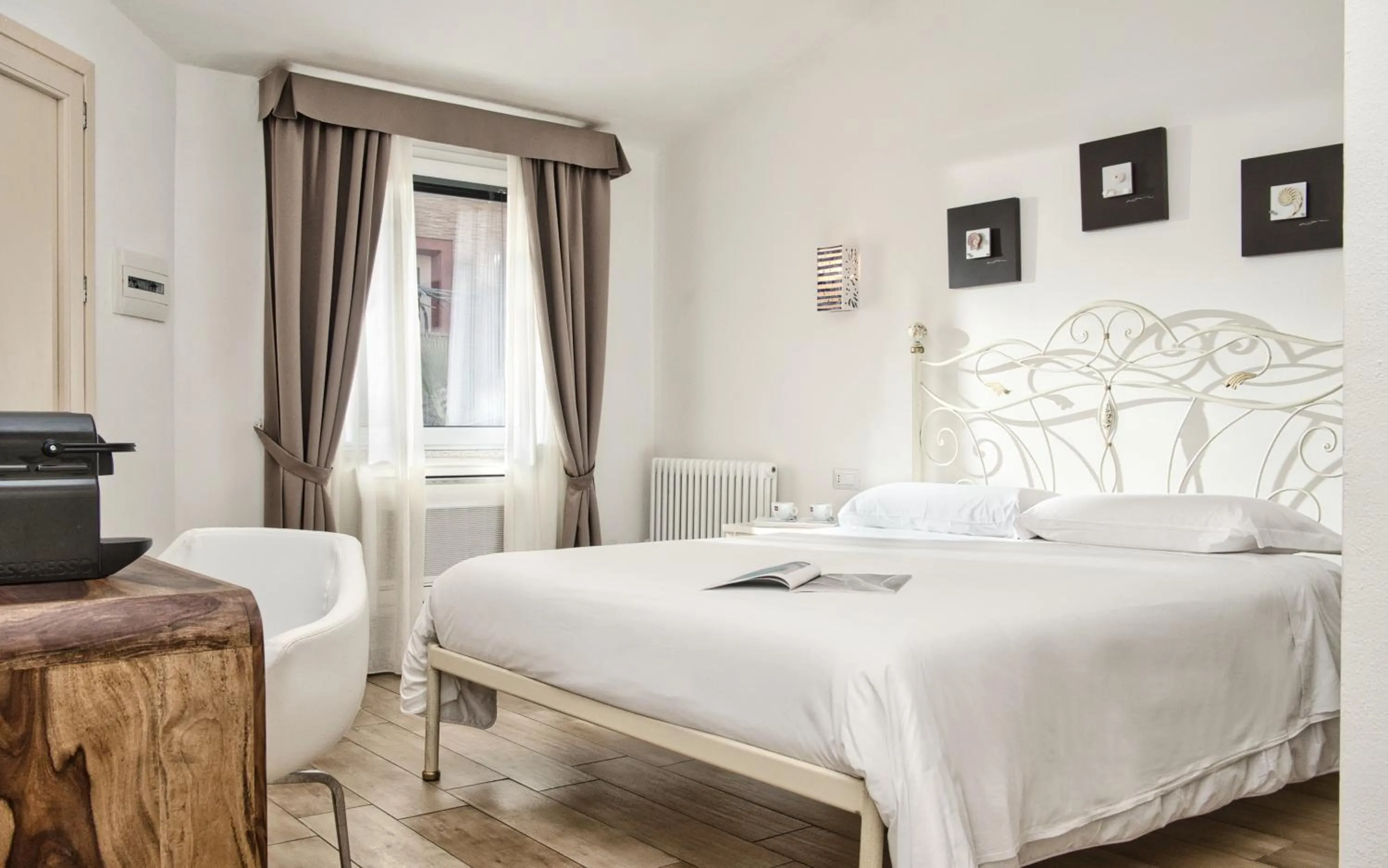 Bedroom, Bed in Smart Suite & Apartments