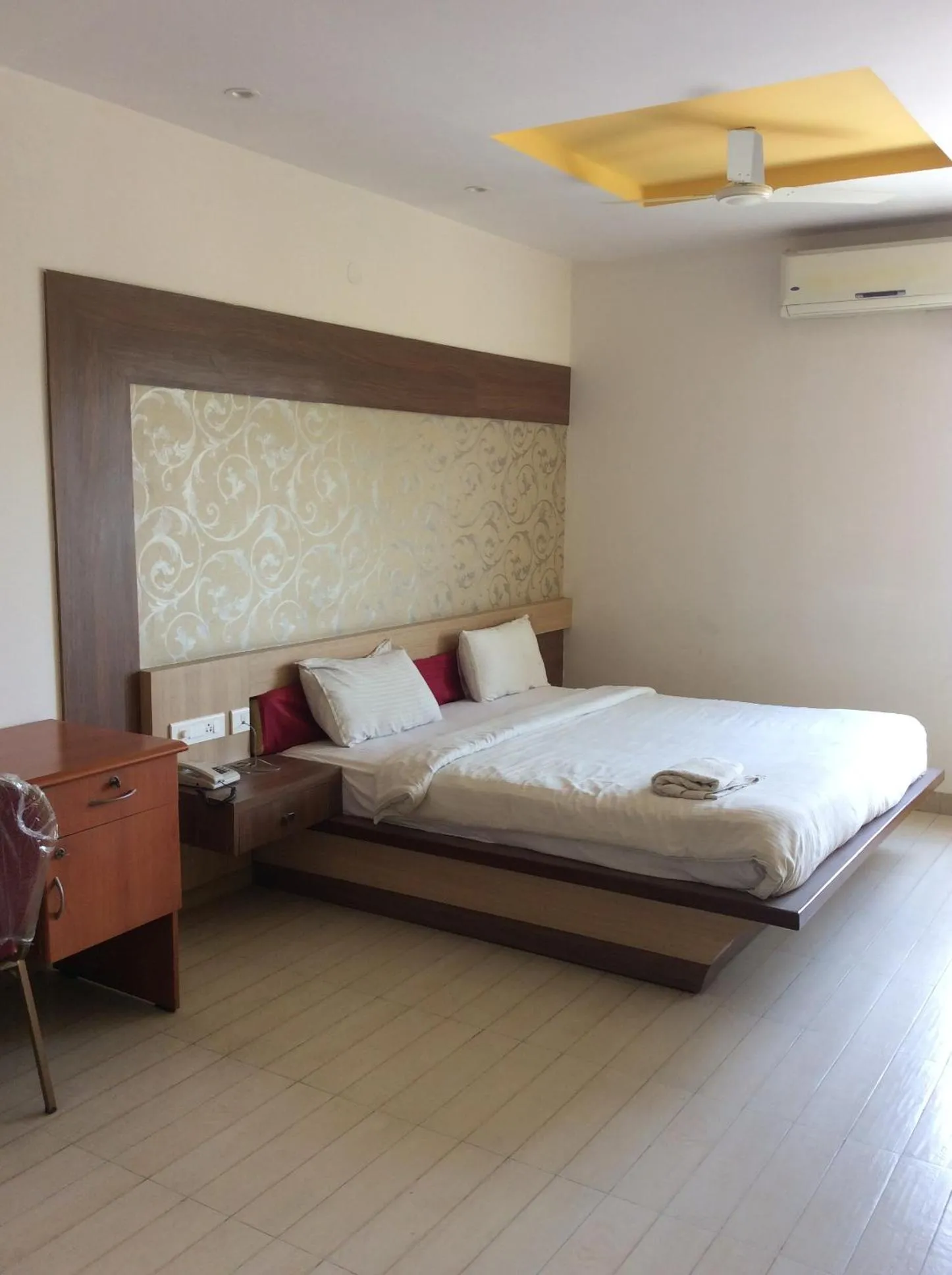 Bed in HOTEL SRI VAARI RESIDENCY