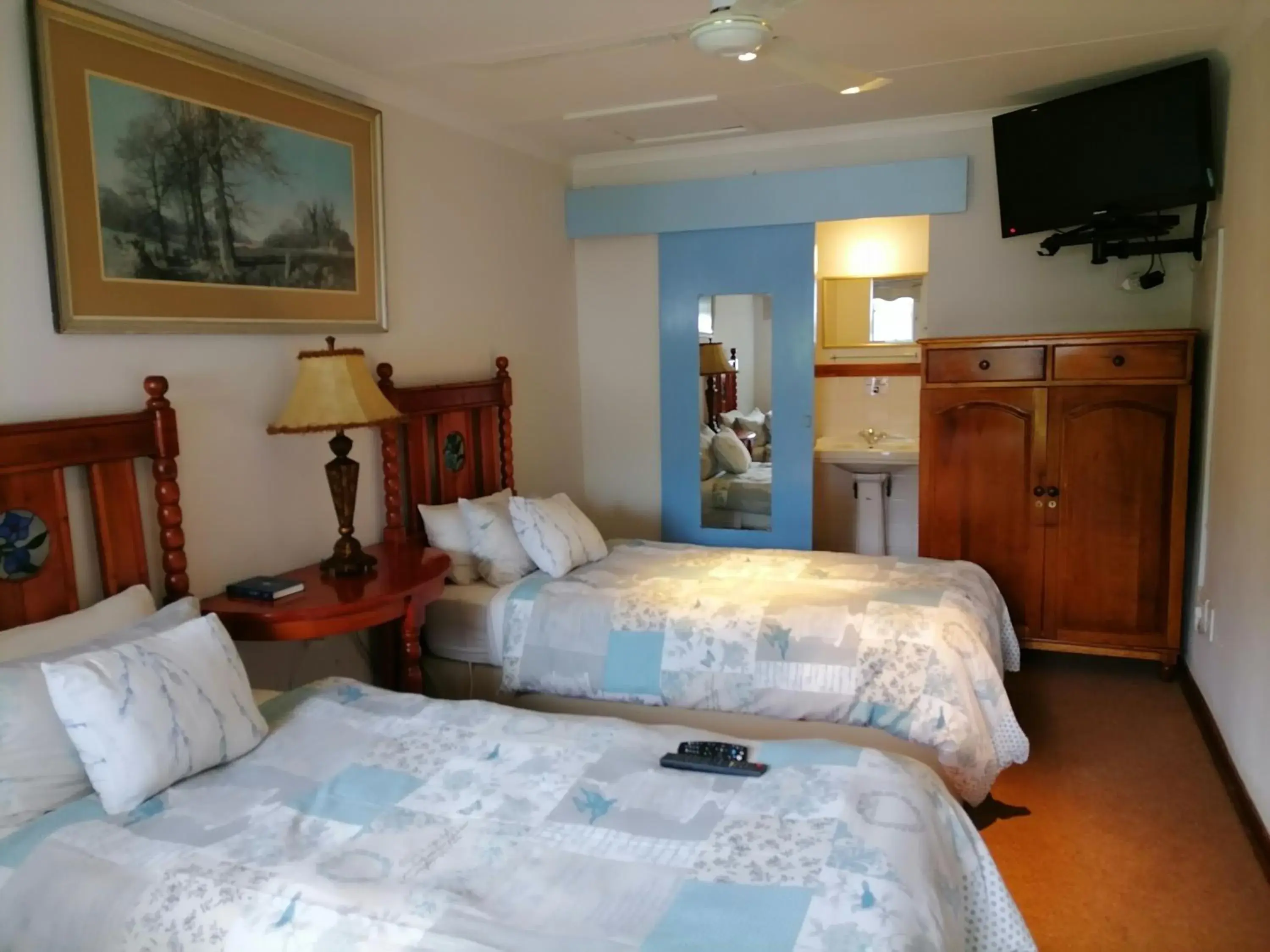 Basic Twin Room in Lydenburg Manor Guest House Basic Twin Room in Lydenburg Manor Guest House