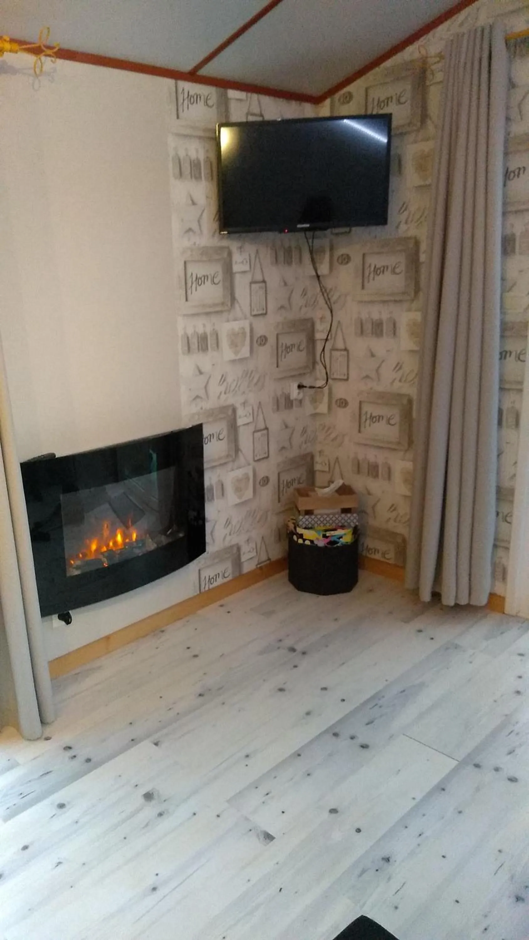 TV and multimedia in le haut village Chambre d'hôtes Mobi-Loft cosy sauna ,douche ,chromothérapie