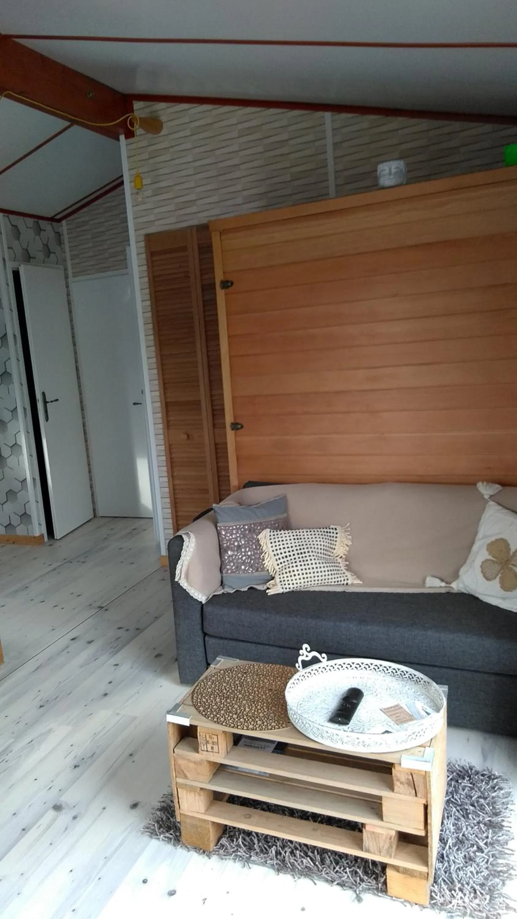 Decorative detail in le haut village Chambre d'hôtes Mobi-Loft cosy sauna ,douche ,chromothérapie