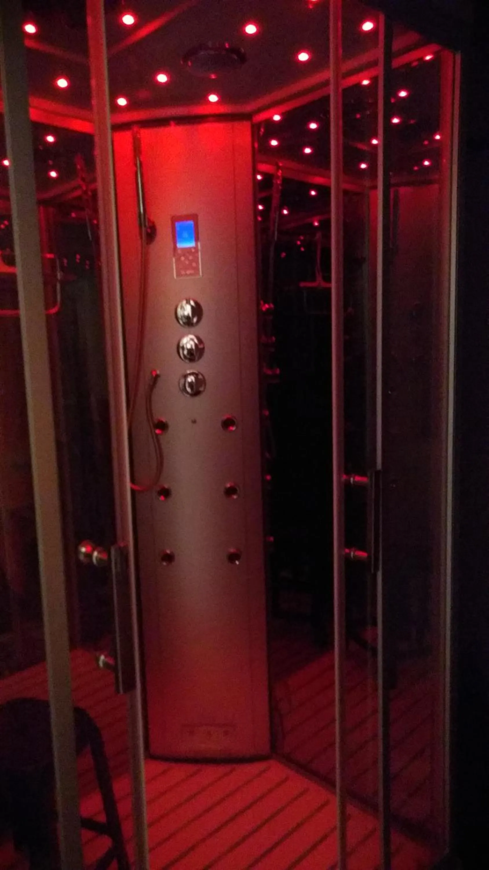 Steam room in le haut village Chambre d'hôtes Mobi-Loft cosy sauna ,douche ,chromothérapie