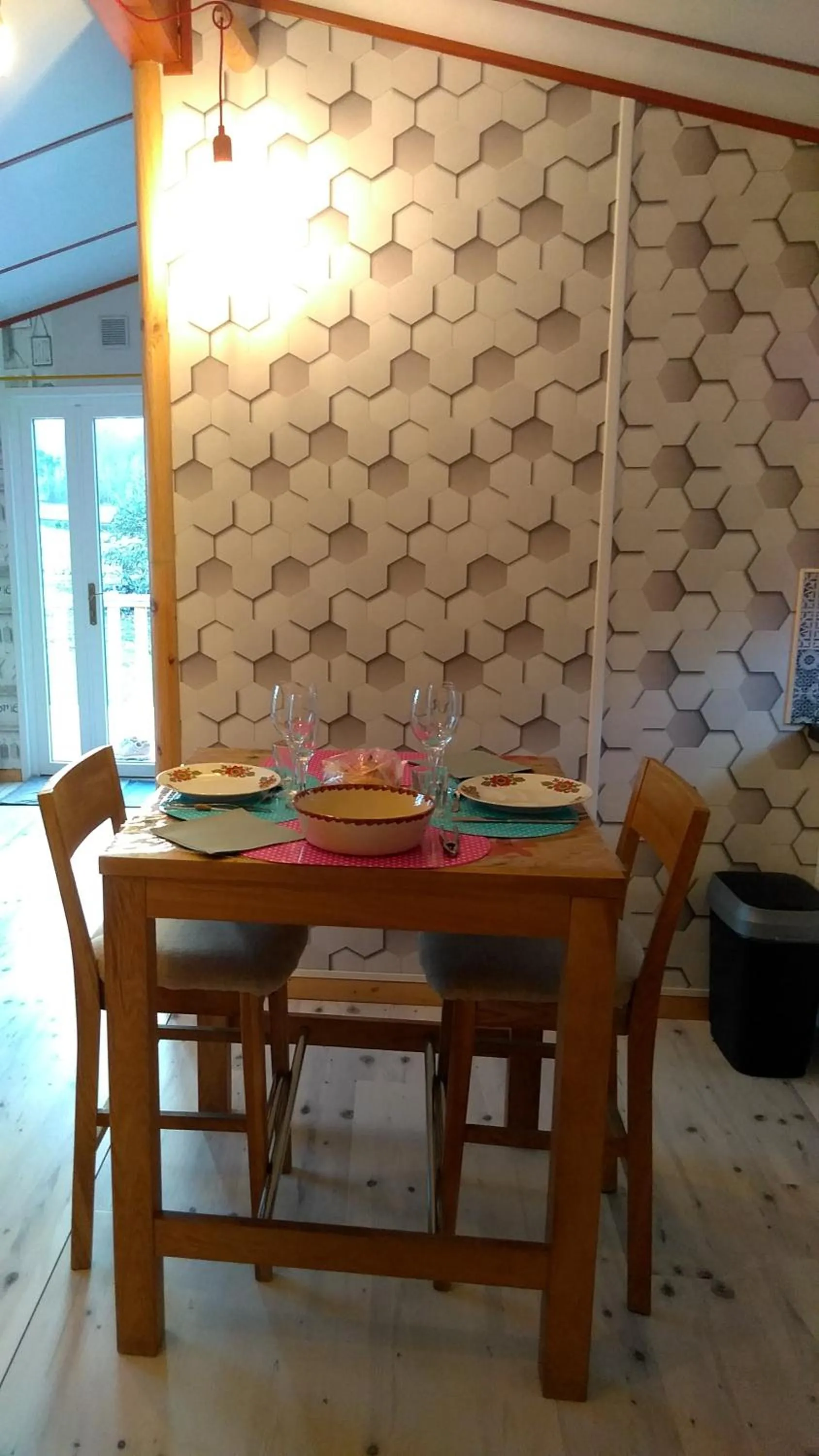 Dining area in le haut village Chambre d'hôtes Mobi-Loft cosy sauna ,douche ,chromothérapie