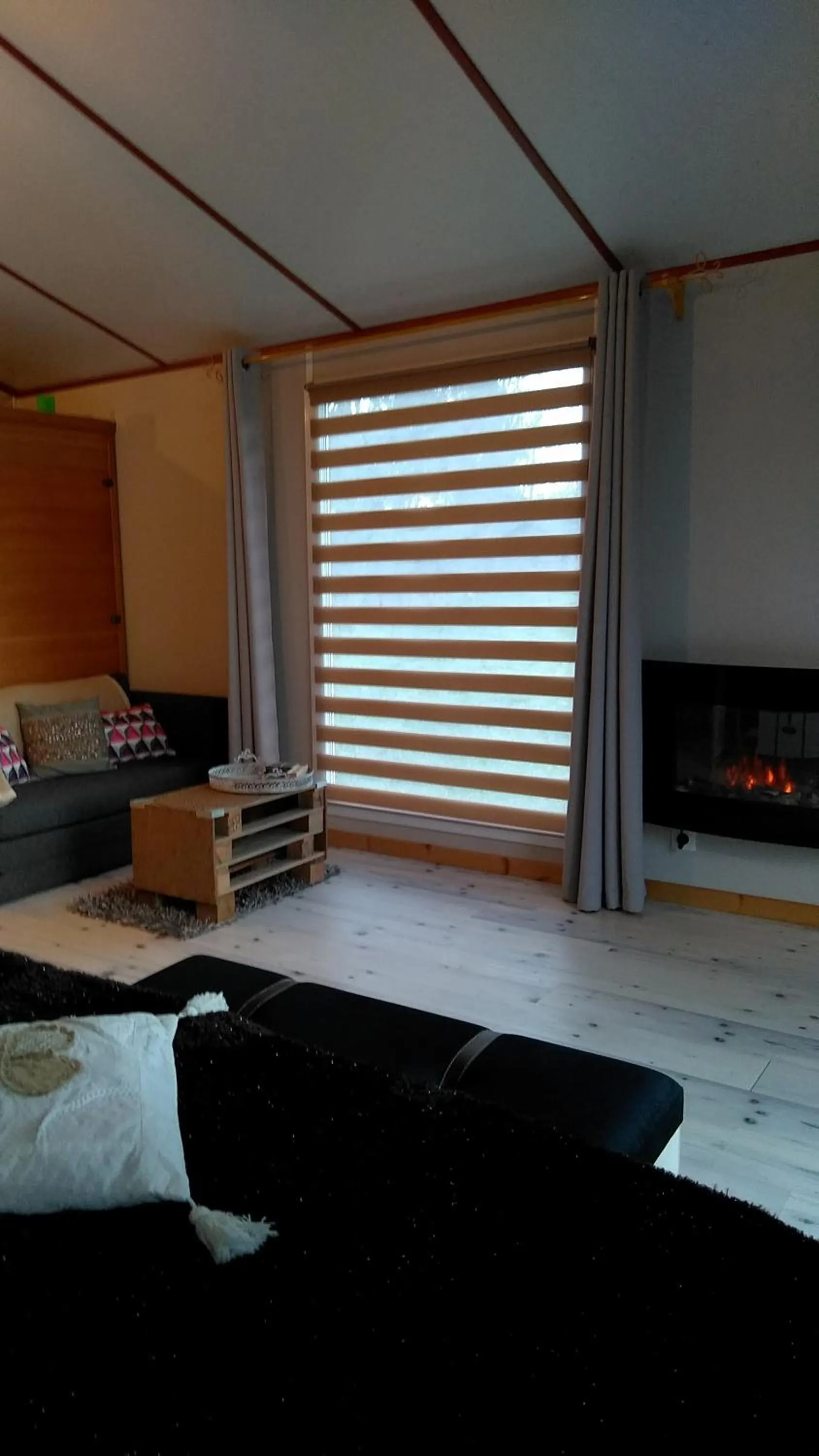 Living room in le haut village Chambre d'hôtes Mobi-Loft cosy sauna ,douche ,chromothérapie