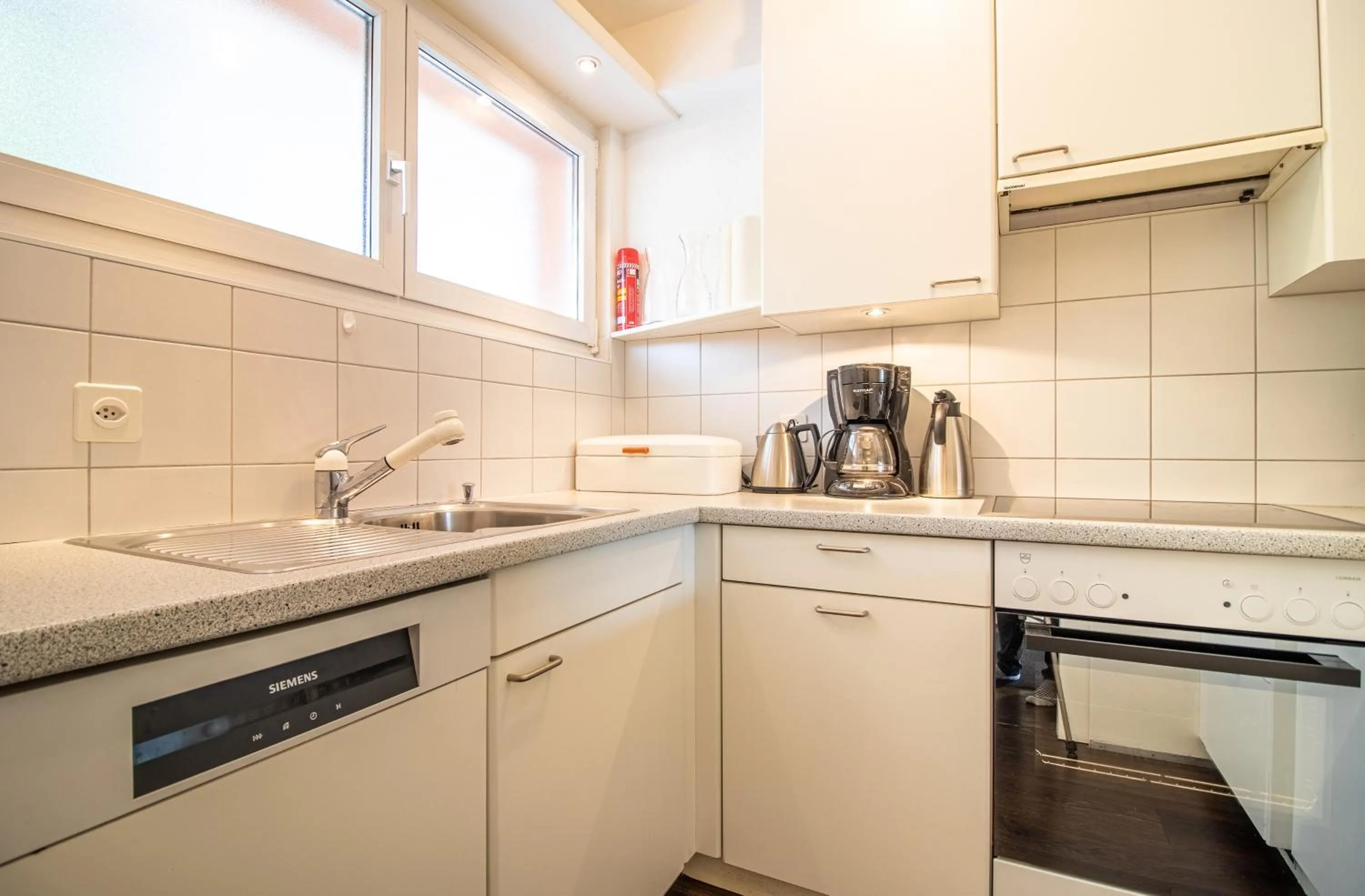 Kitchen or kitchenette in Linda 8 by Arosa Holiday