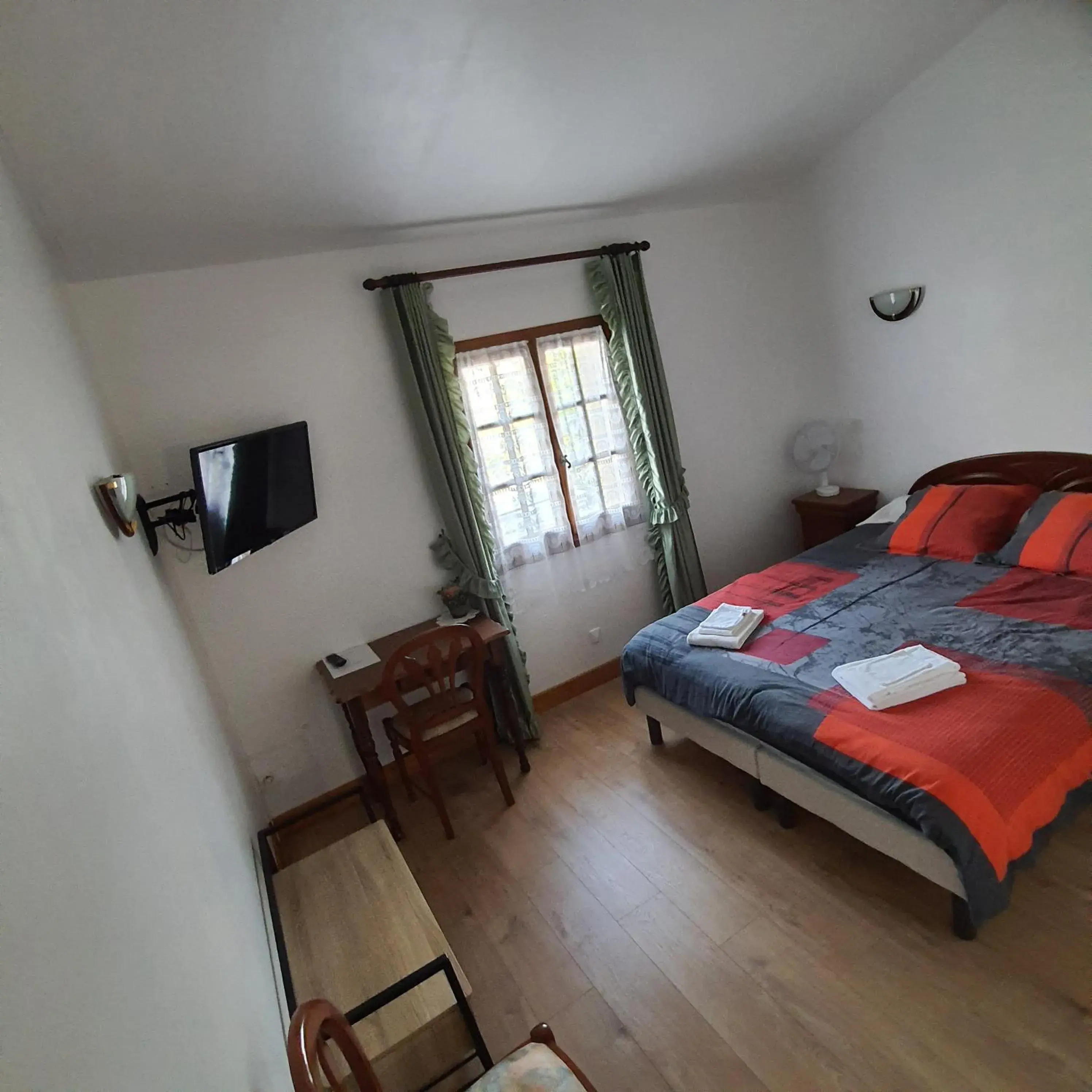 Family Room with Private Bathroom in Chambres et table d'hôtes - Domaine de Bardenat Family Room with Private Bathroom in Chambres et table d'hôtes - Domaine de Bardenat