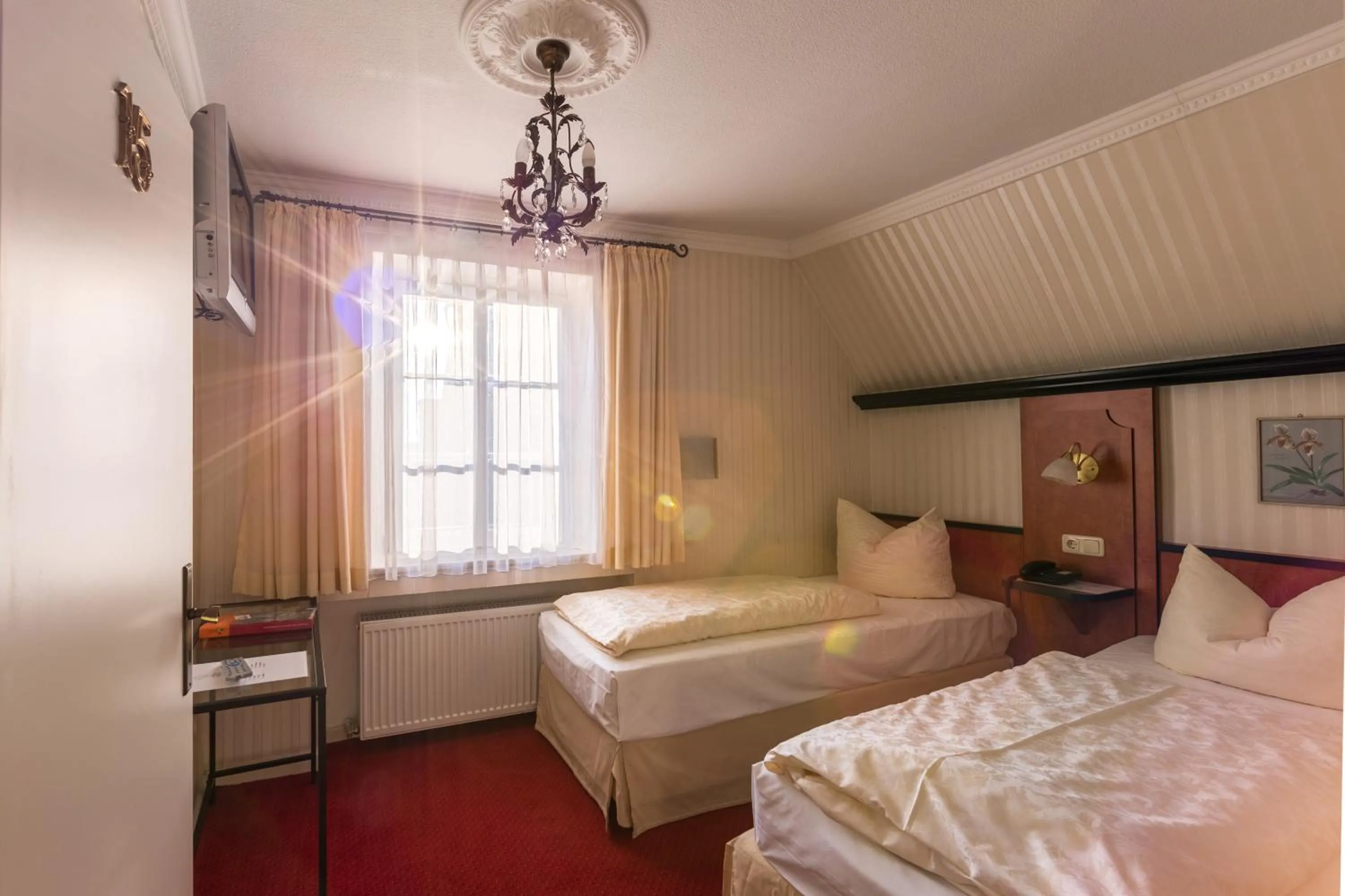 Bed in Gästehaus Plönlein - Hotel Goldener Hirsch Rothenburg