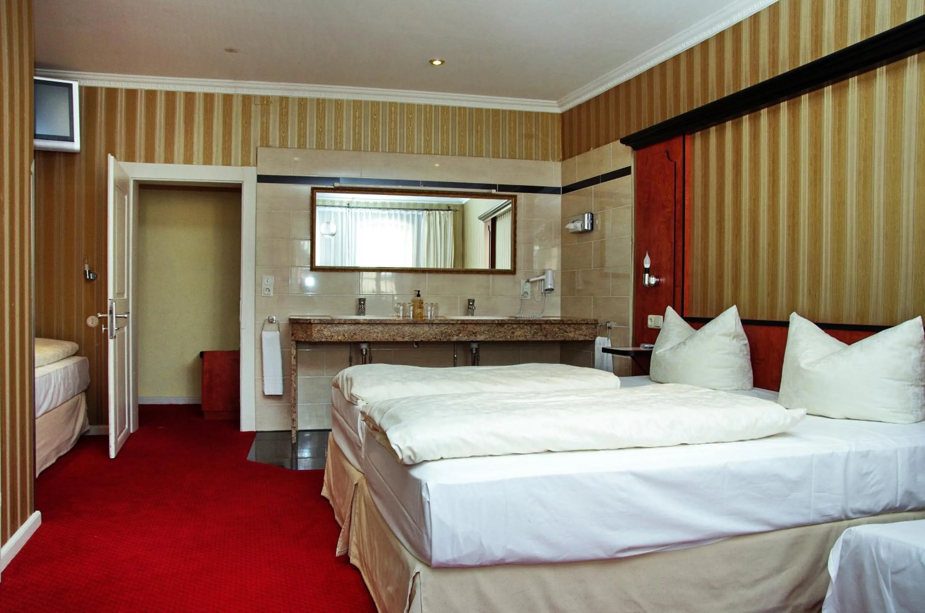 Bed in Gästehaus Plönlein - Hotel Goldener Hirsch Rothenburg