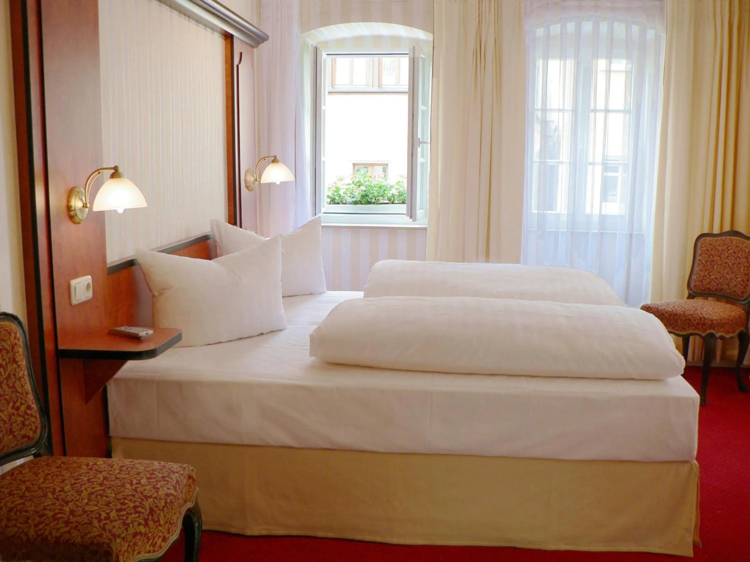 Bed in Gästehaus Plönlein - Hotel Goldener Hirsch Rothenburg