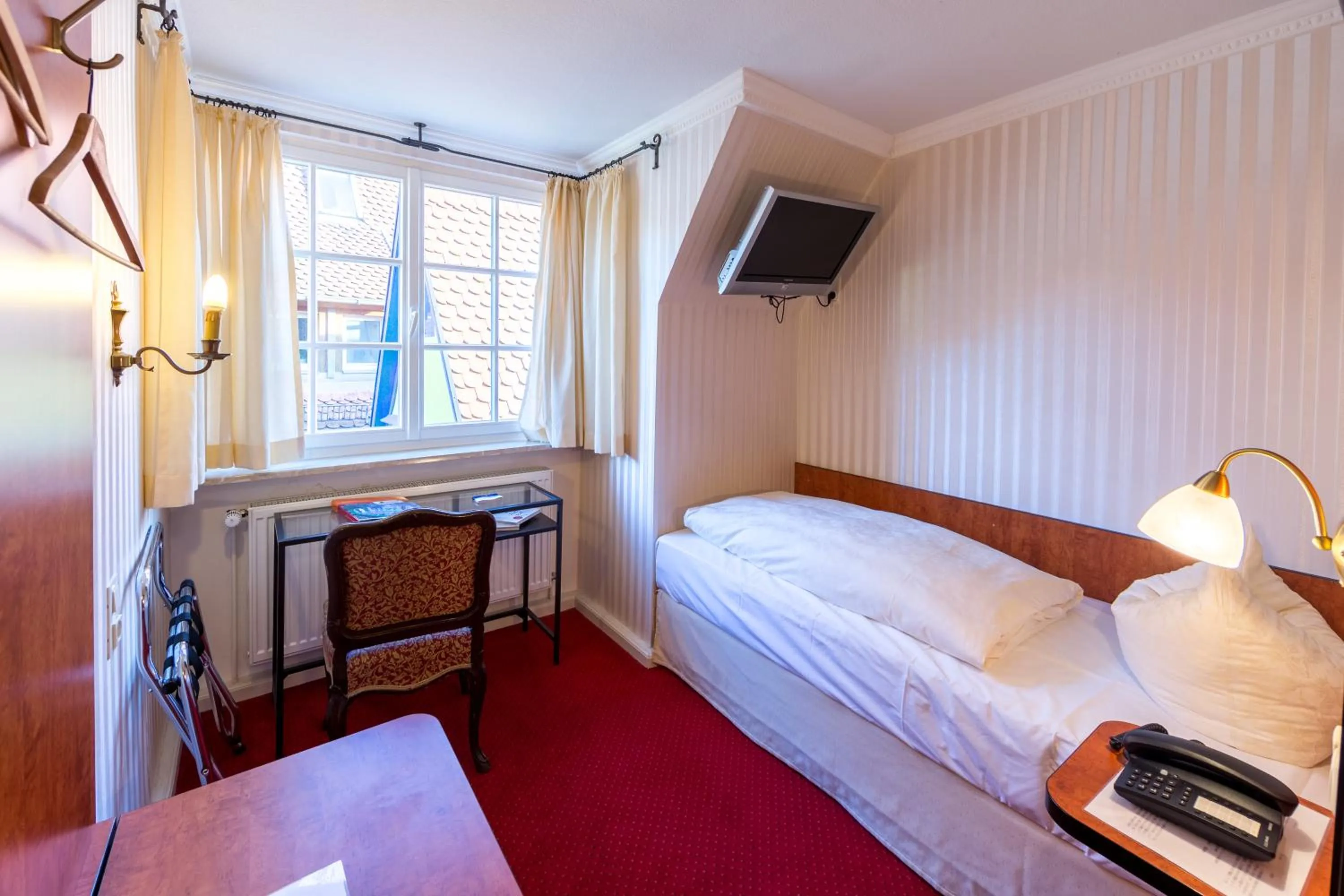 Bed in Gästehaus Plönlein - Hotel Goldener Hirsch Rothenburg