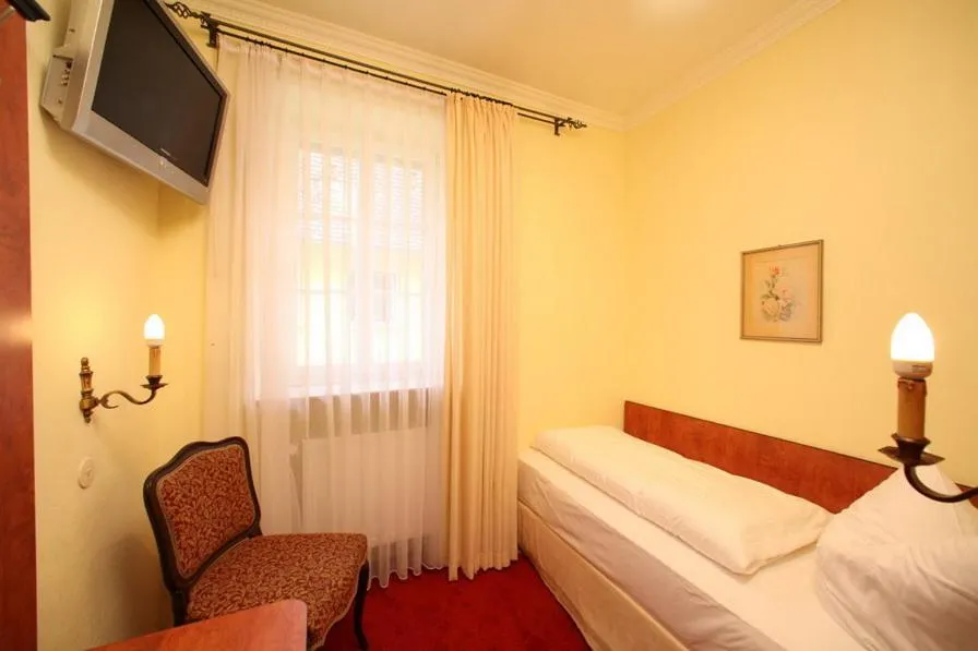 Bed in Gästehaus Plönlein - Hotel Goldener Hirsch Rothenburg