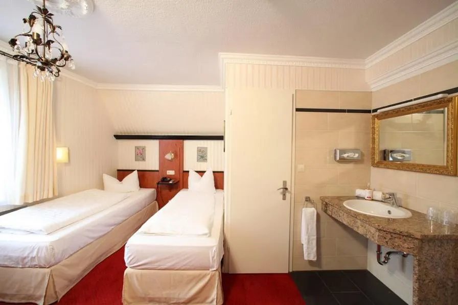 Bed in Gästehaus Plönlein - Hotel Goldener Hirsch Rothenburg