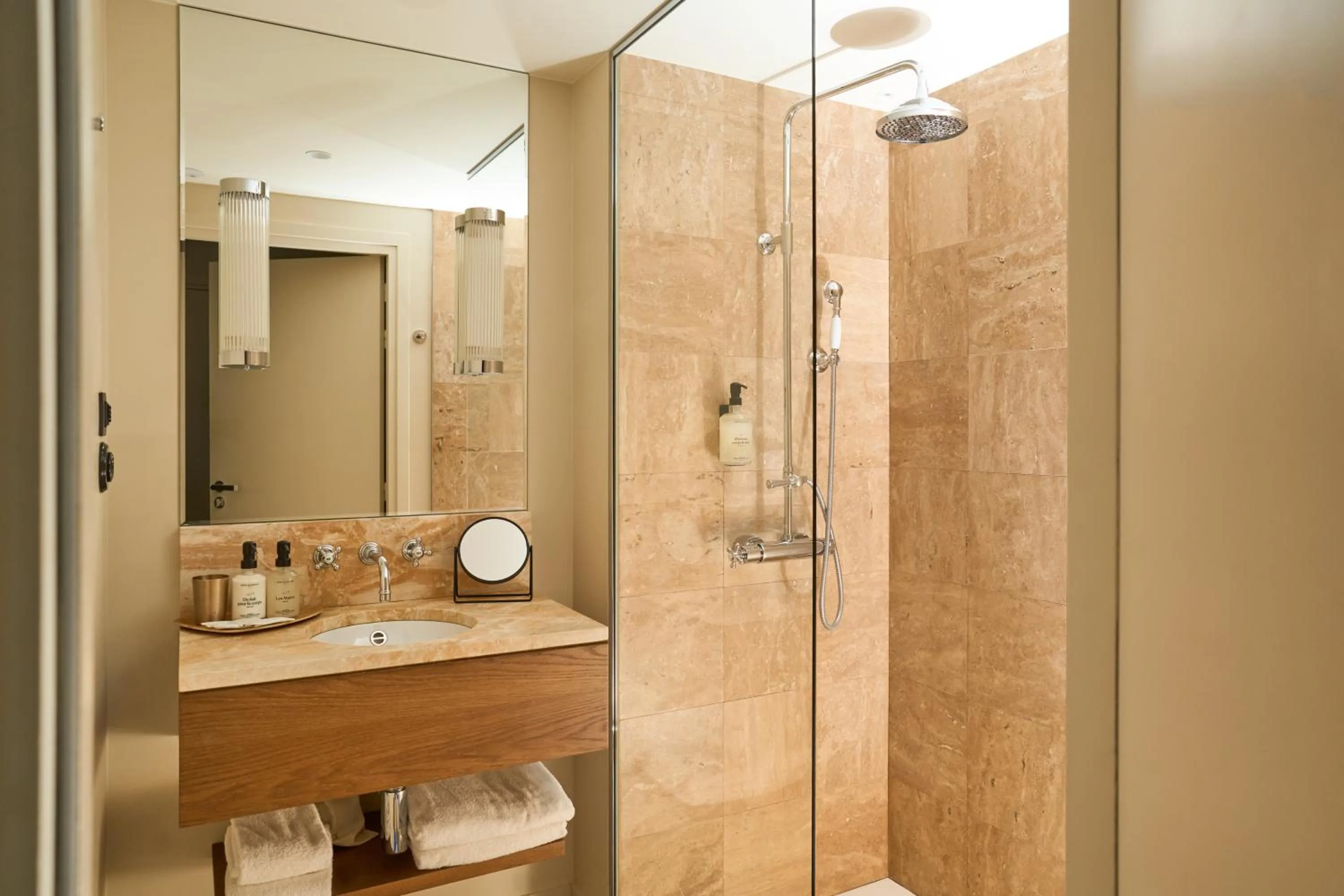 Bathroom in Hôtel du Sentier