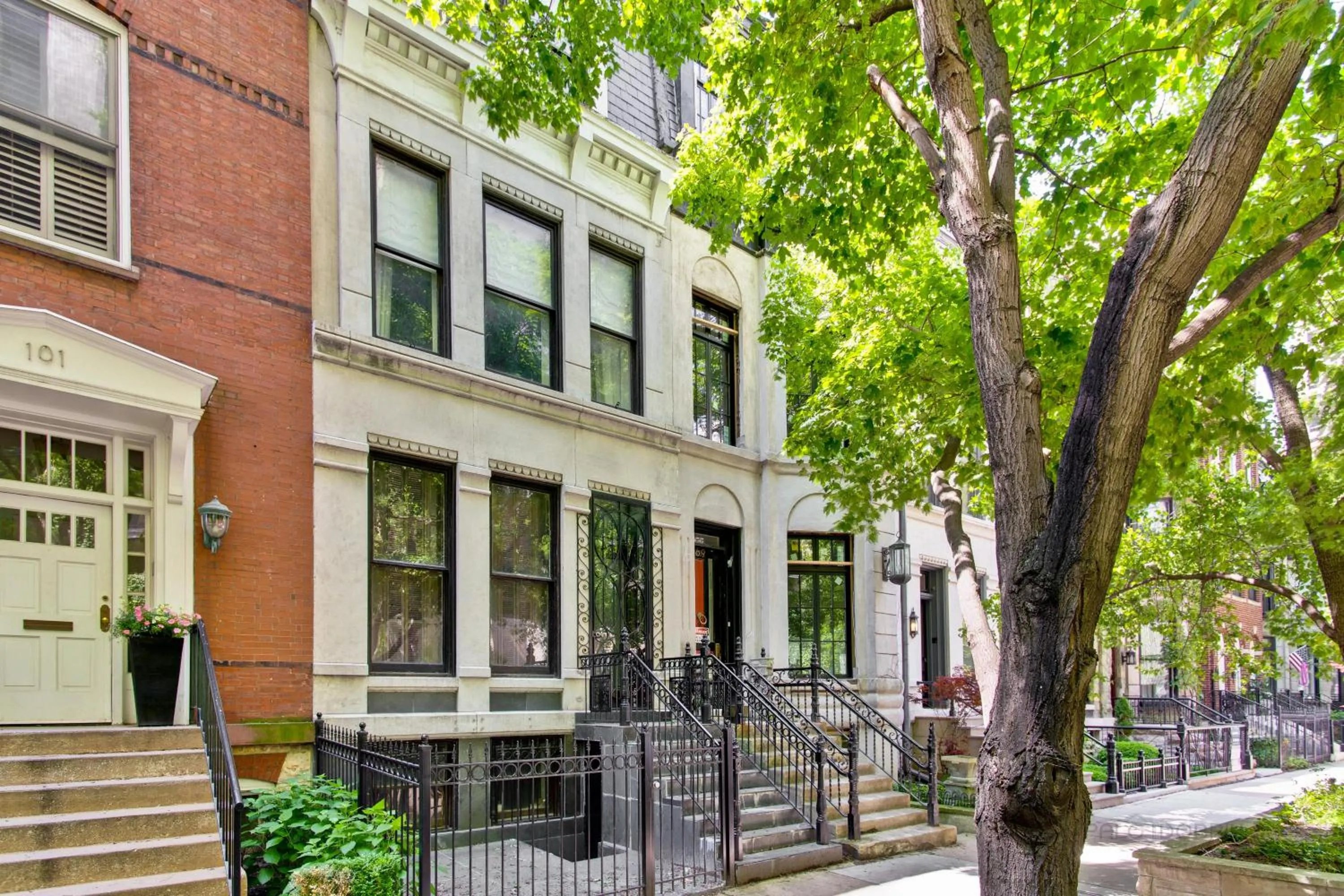 Property building in Historic luxury Townhouse in Downtown Chicago