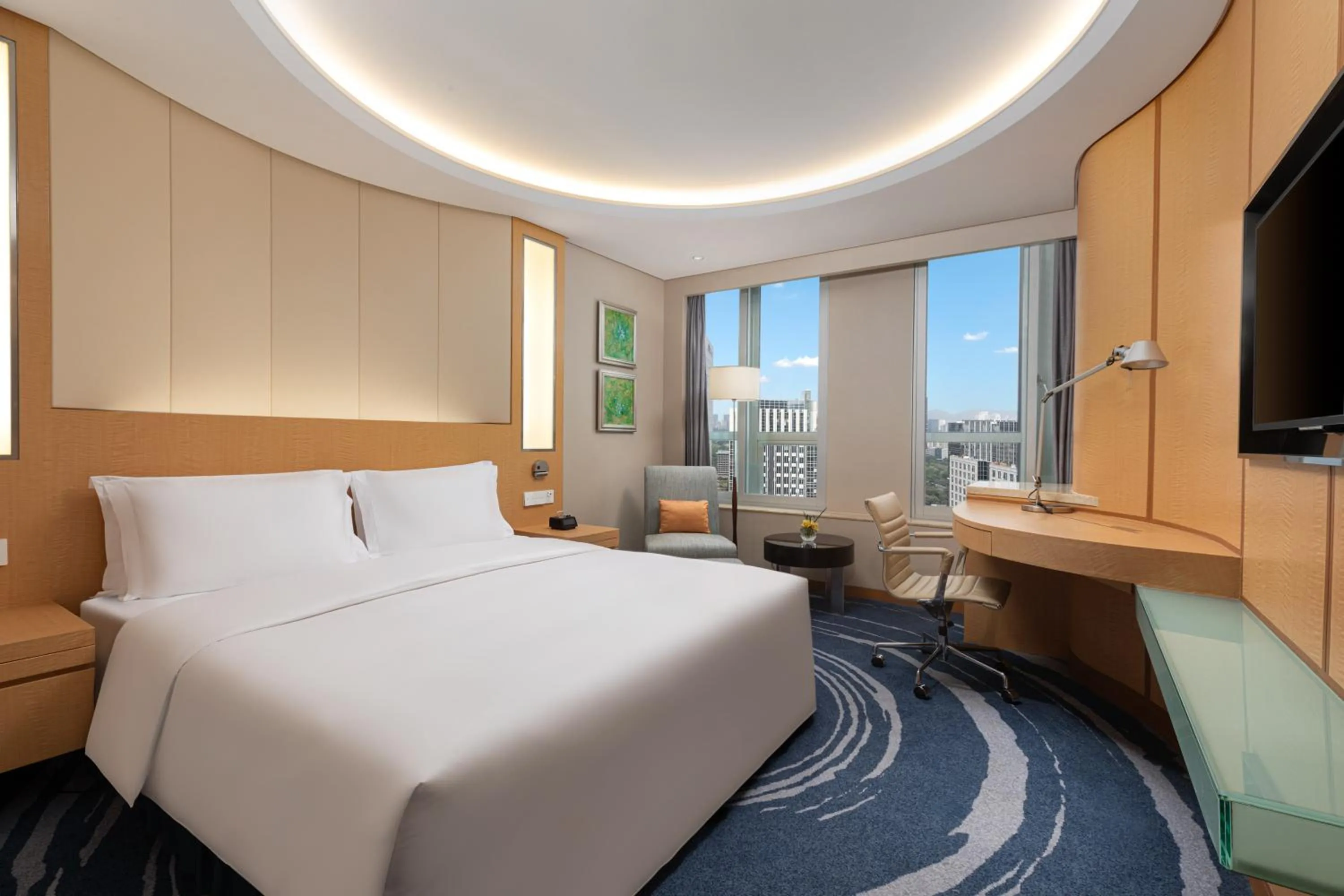 Bed in Crowne Plaza Shenzhen Futian, Near to Shenzhen Convention&Exhibition Centre, Shenzhen Stock Exchange and Shenzhen Civic Center, Outdoor Heated Pool
