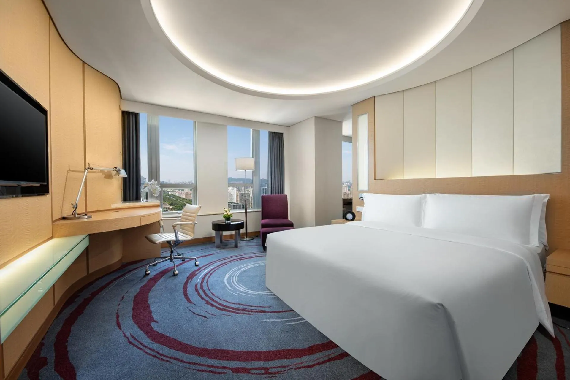 Bed in Crowne Plaza Shenzhen Futian, Near to Shenzhen Convention&Exhibition Centre, Shenzhen Stock Exchange and Shenzhen Civic Center, Outdoor Heated Pool