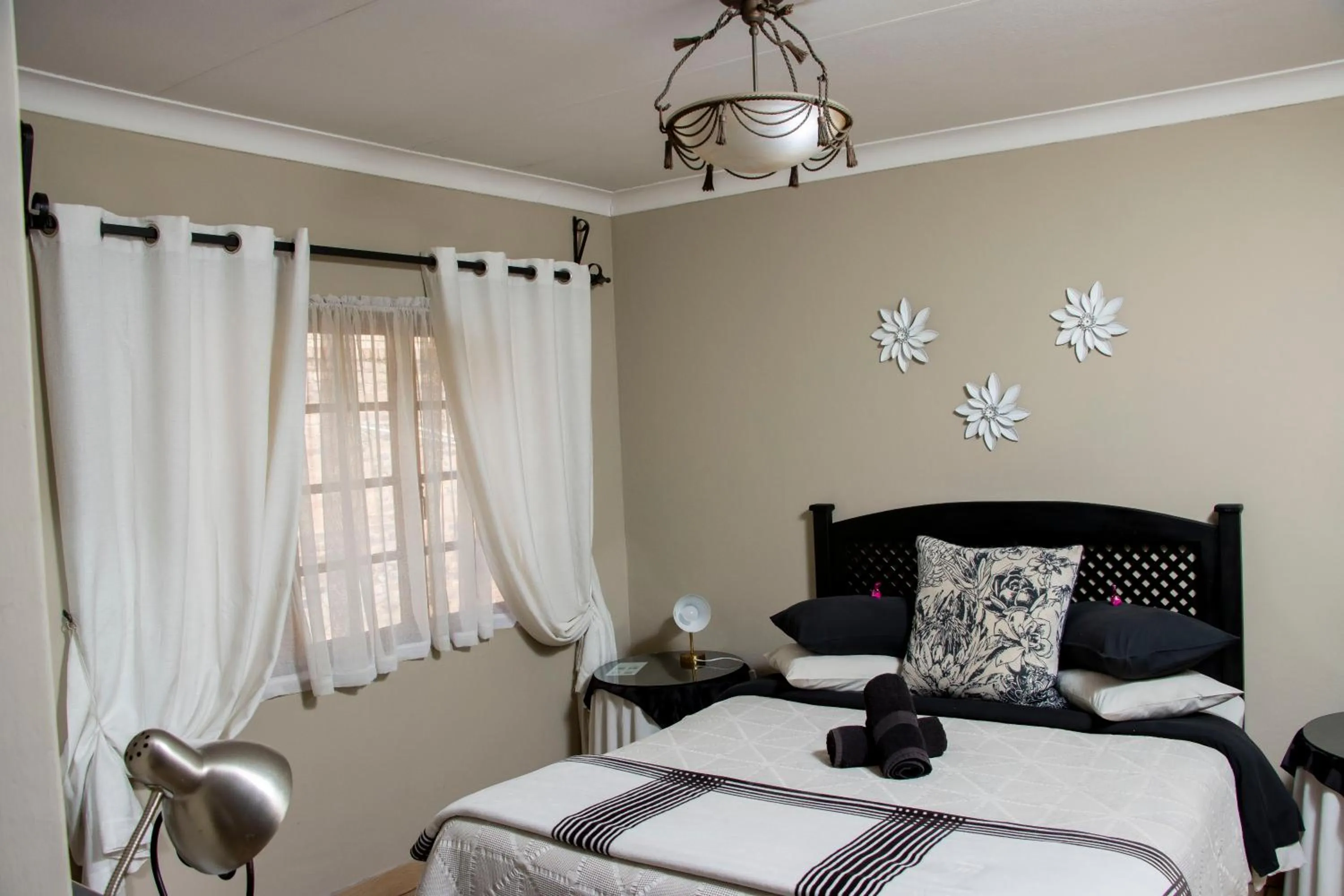 Bed in Oregon Place Guest House