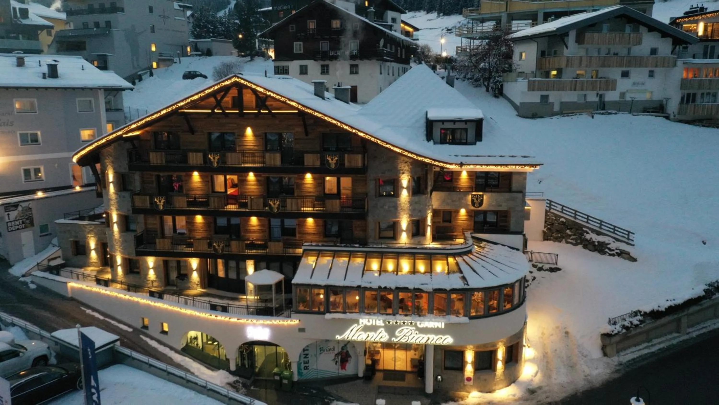 Property building in Hotel Garni Monte Bianco