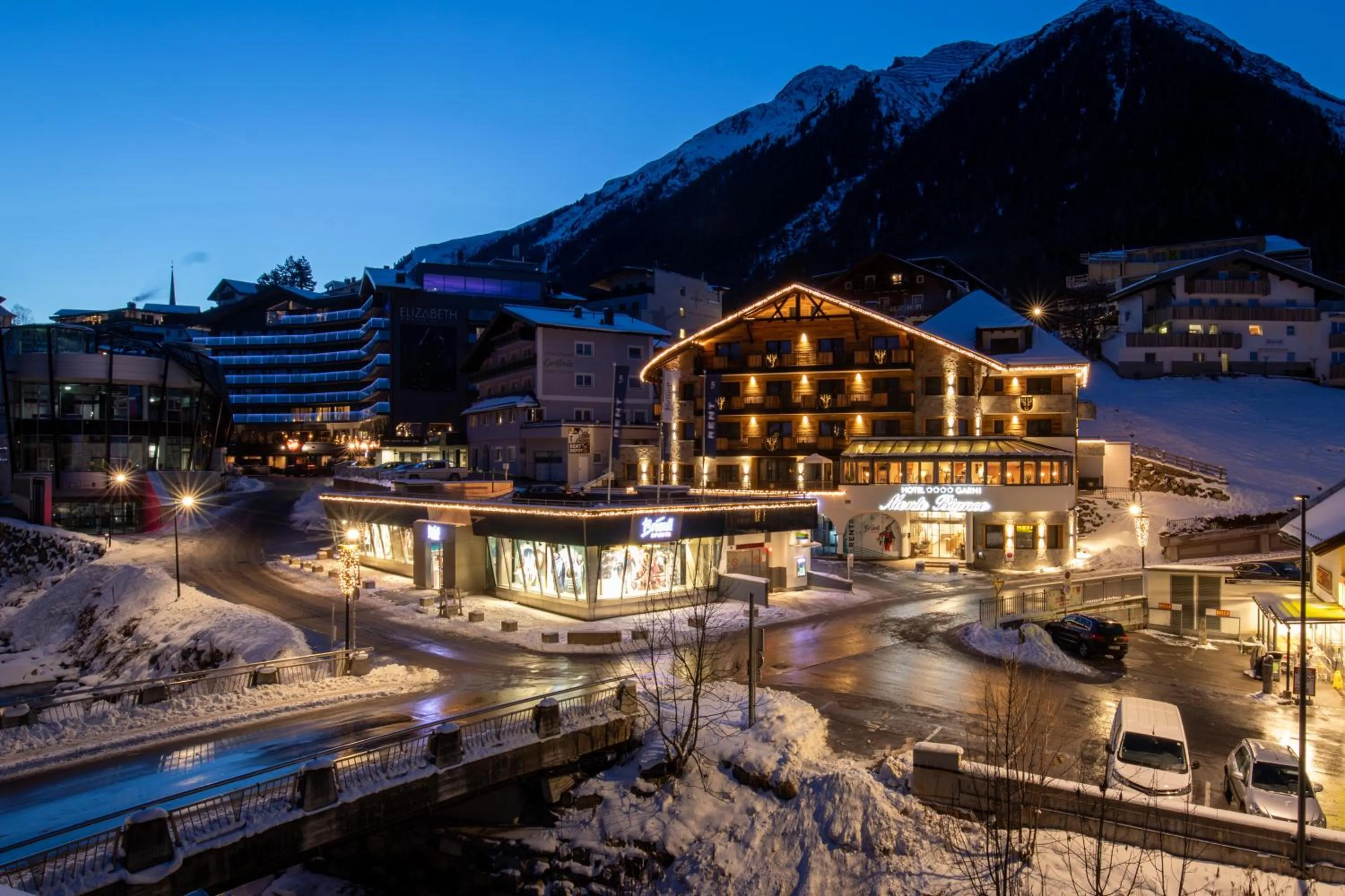 Property building in Hotel Garni Monte Bianco