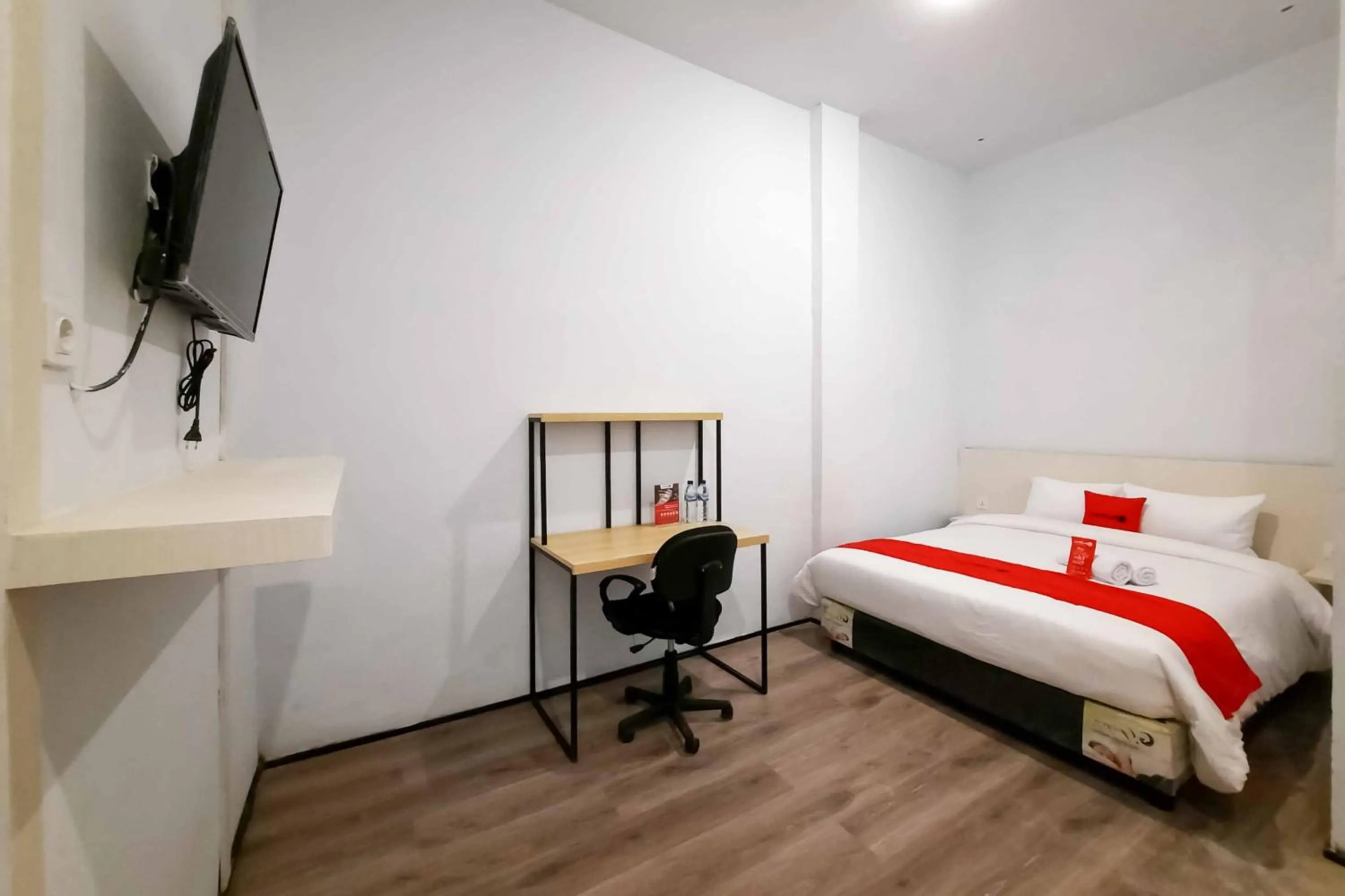 Property building, Bed in RedDoorz at CBD Polonia Medan