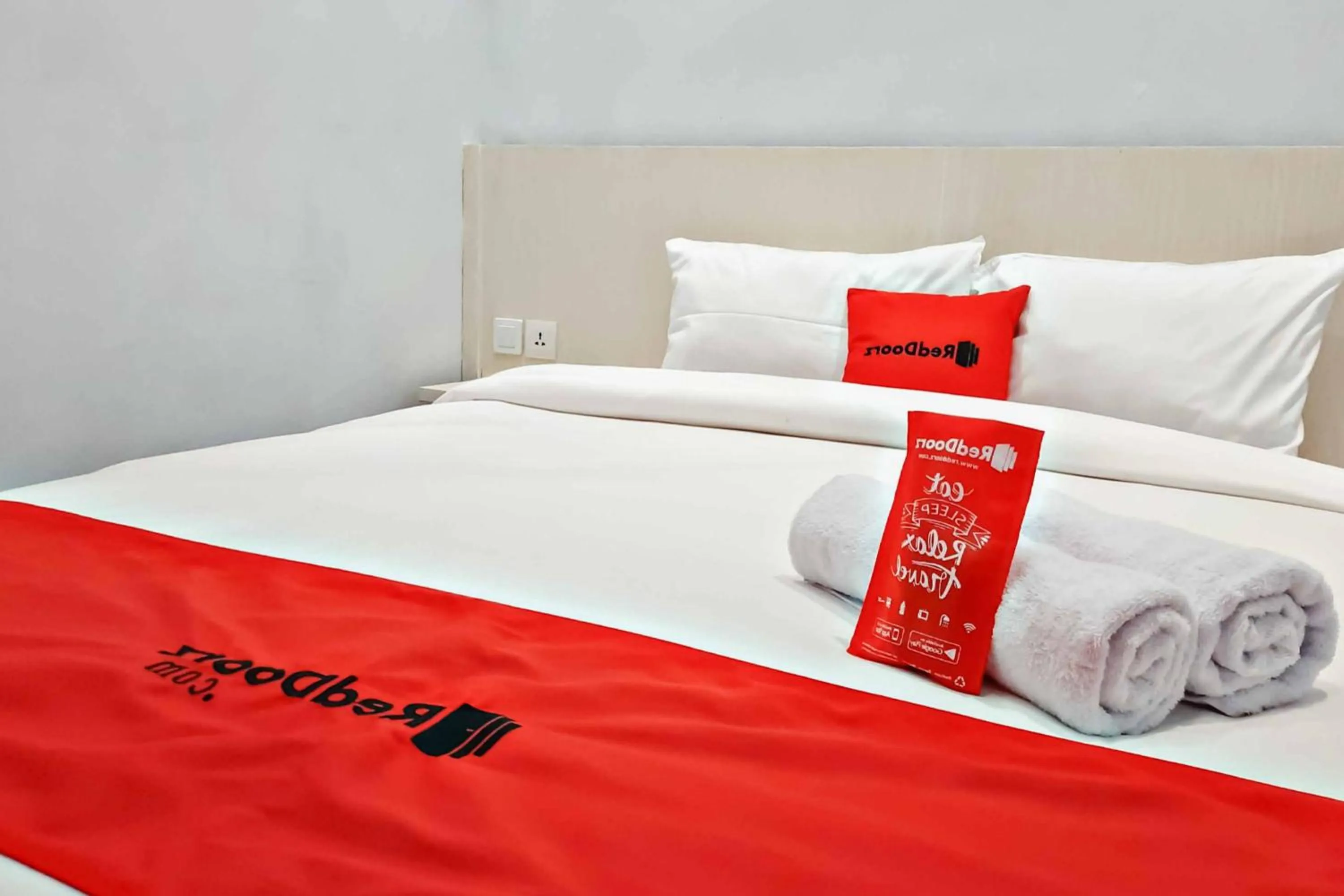 Property building, Bed in RedDoorz at CBD Polonia Medan