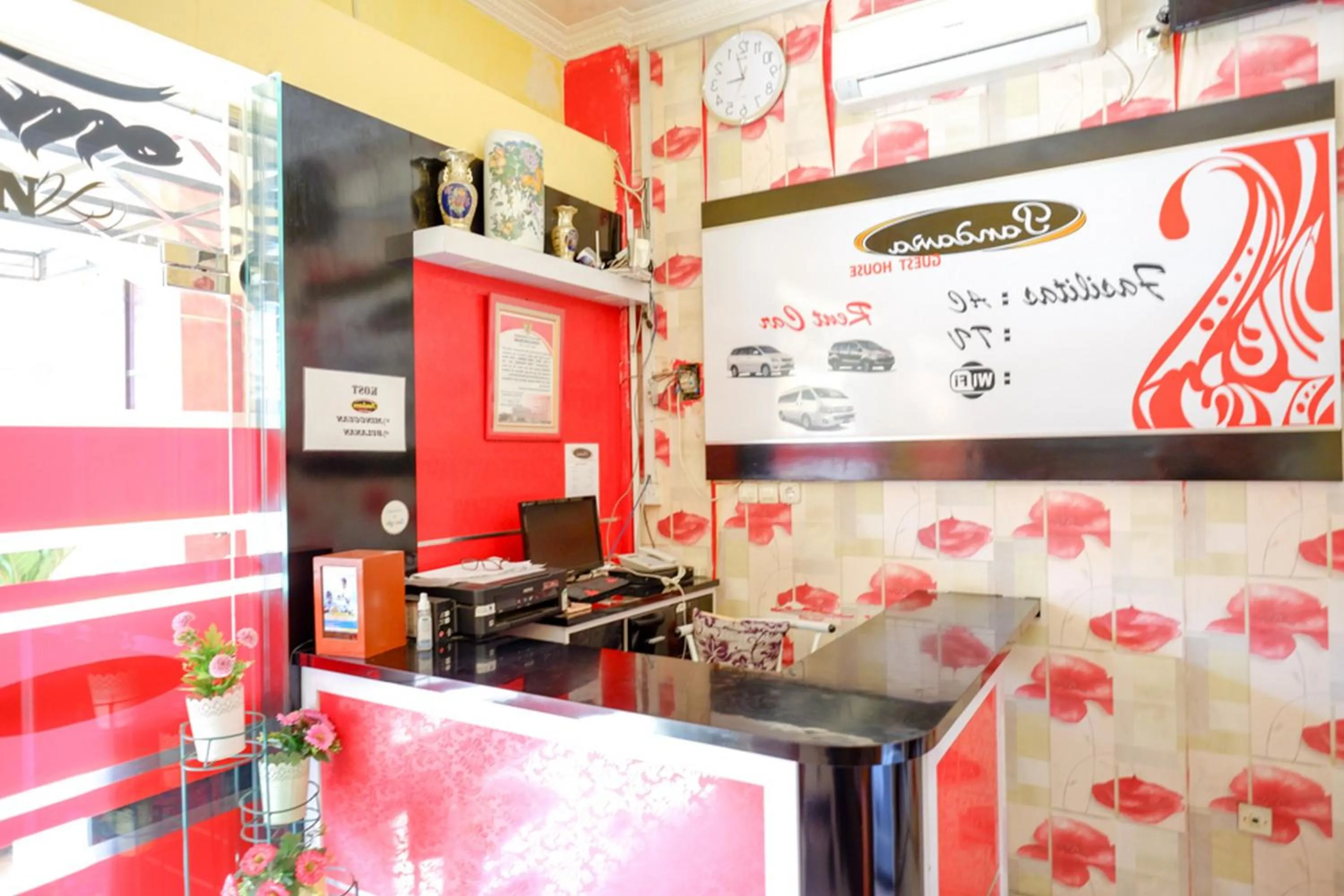 Property building in Pandawa Guest House At Ngaliyan Square Mitra RedDoorz