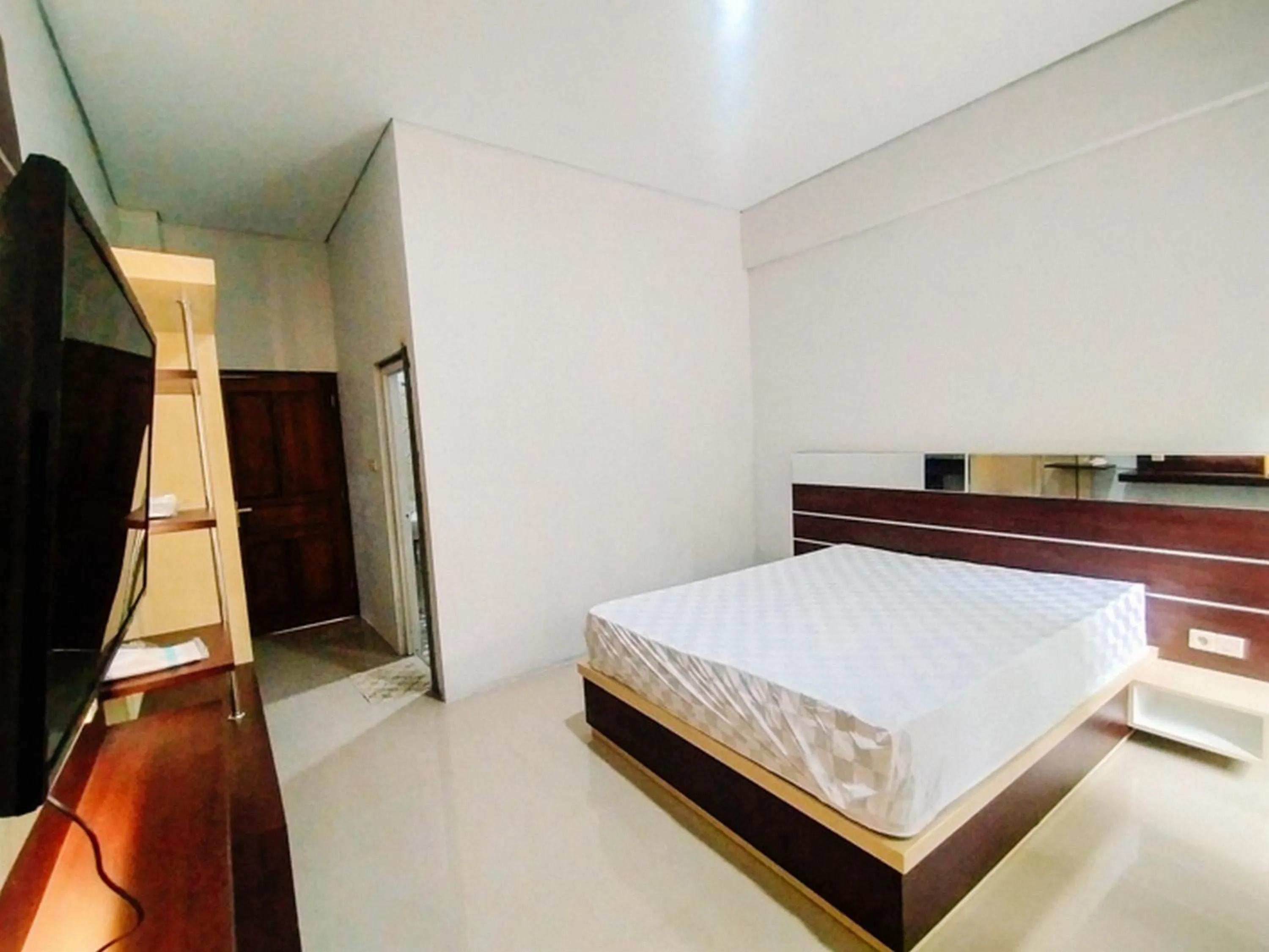 Property building, Bed in RedDoorz At Artomoro Guest House