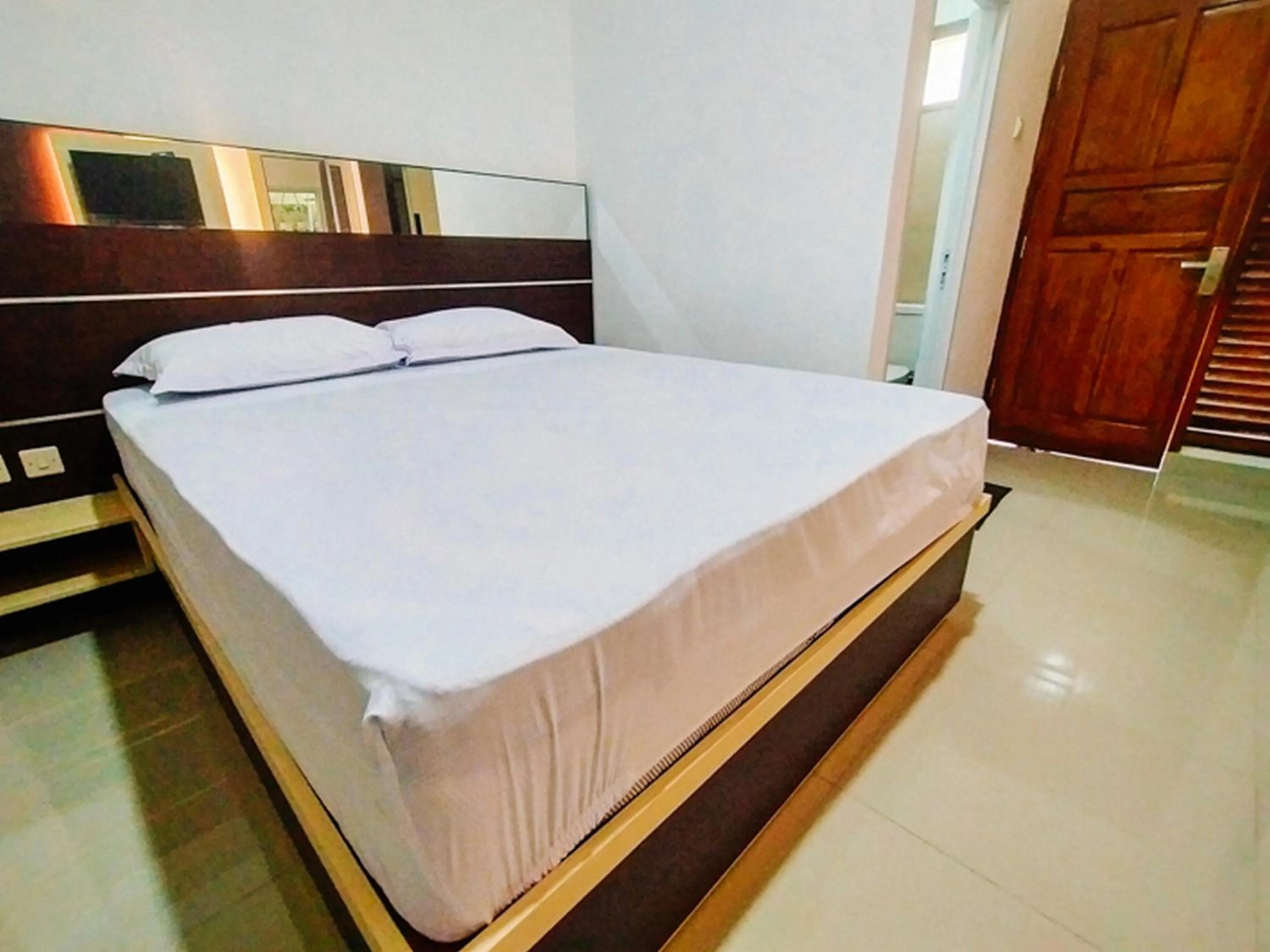 Property building, Bed in RedDoorz At Artomoro Guest House