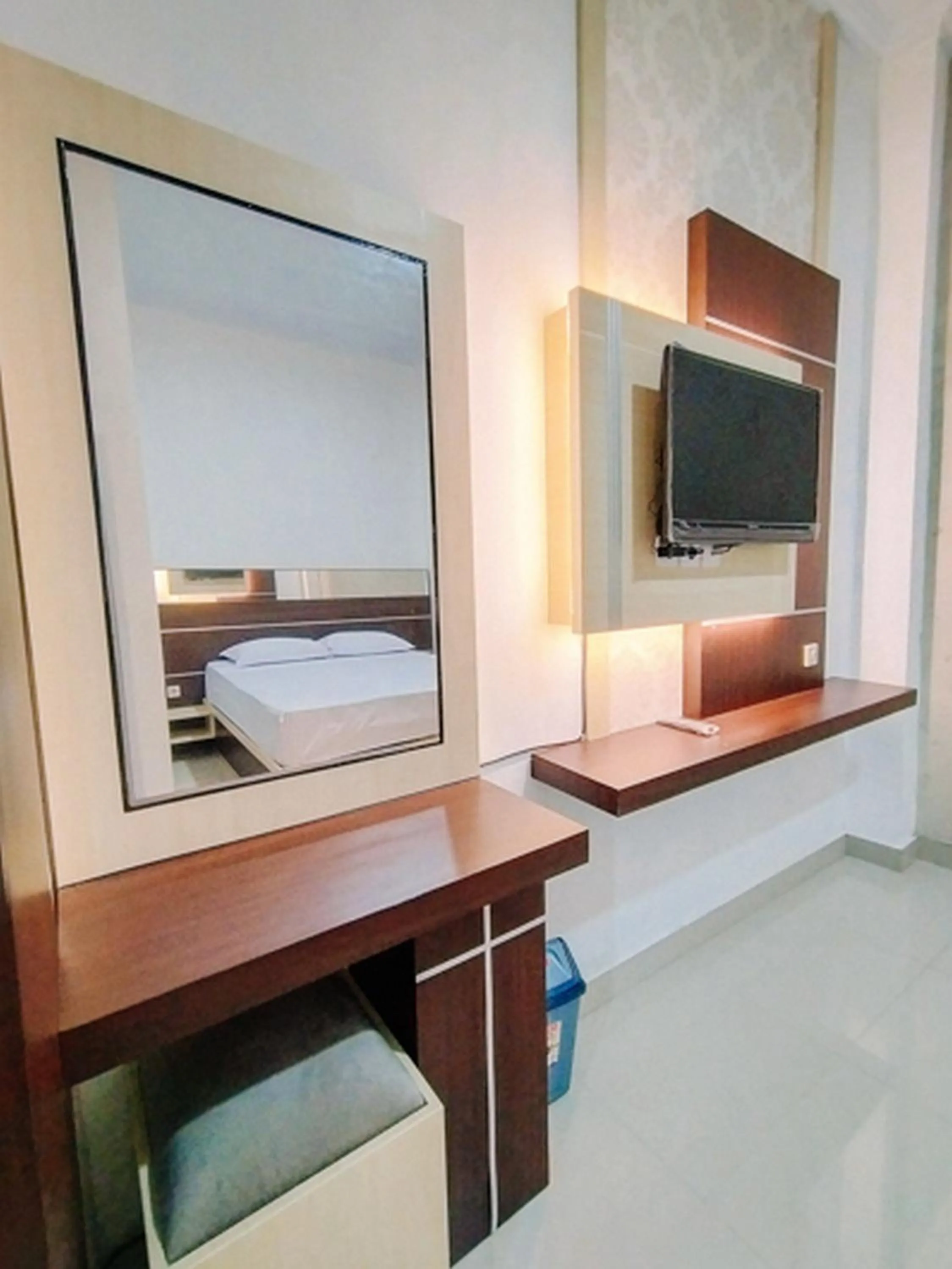 Property building, Bed in RedDoorz At Artomoro Guest House