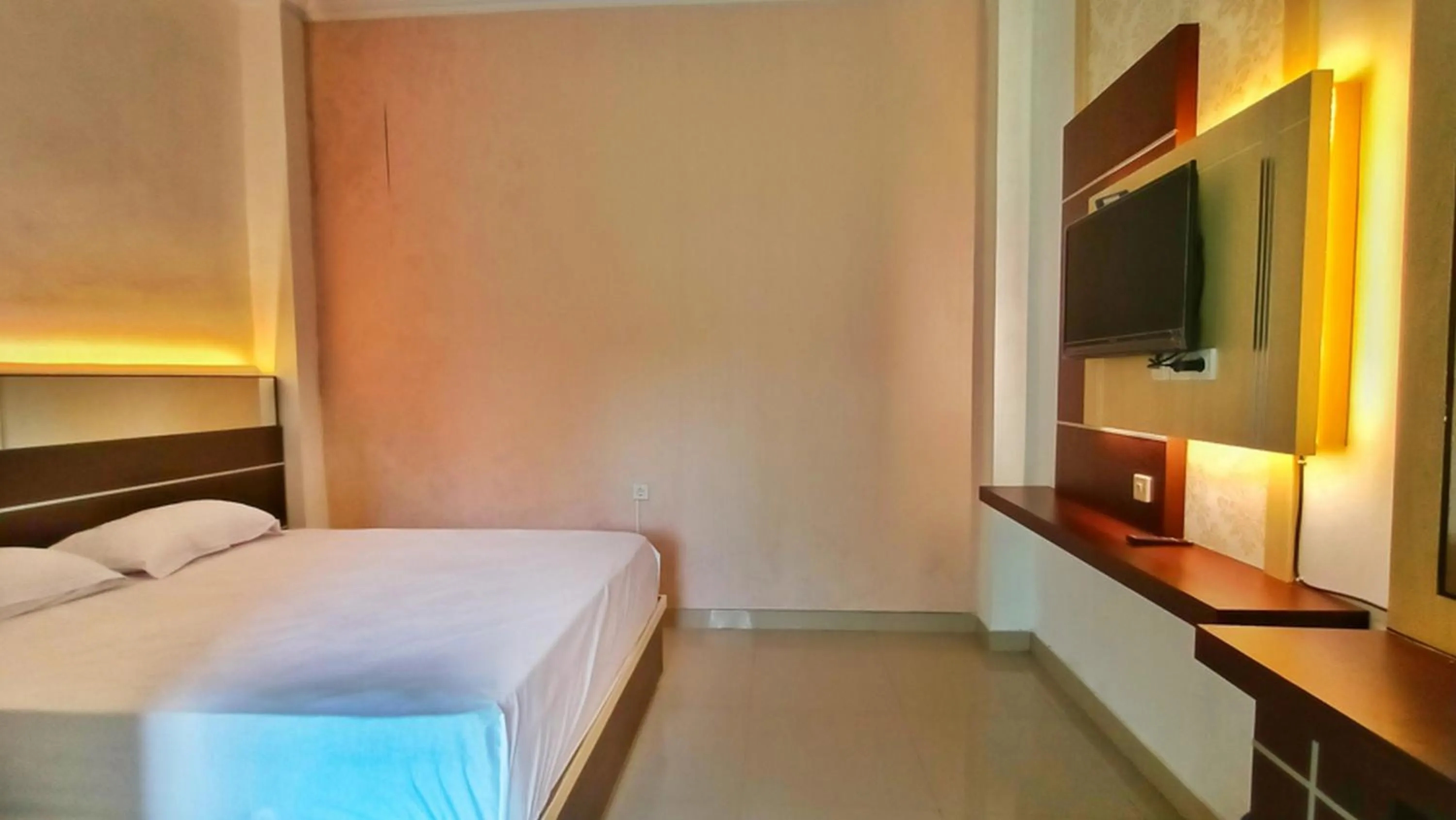 Property building, Bed in RedDoorz At Artomoro Guest House