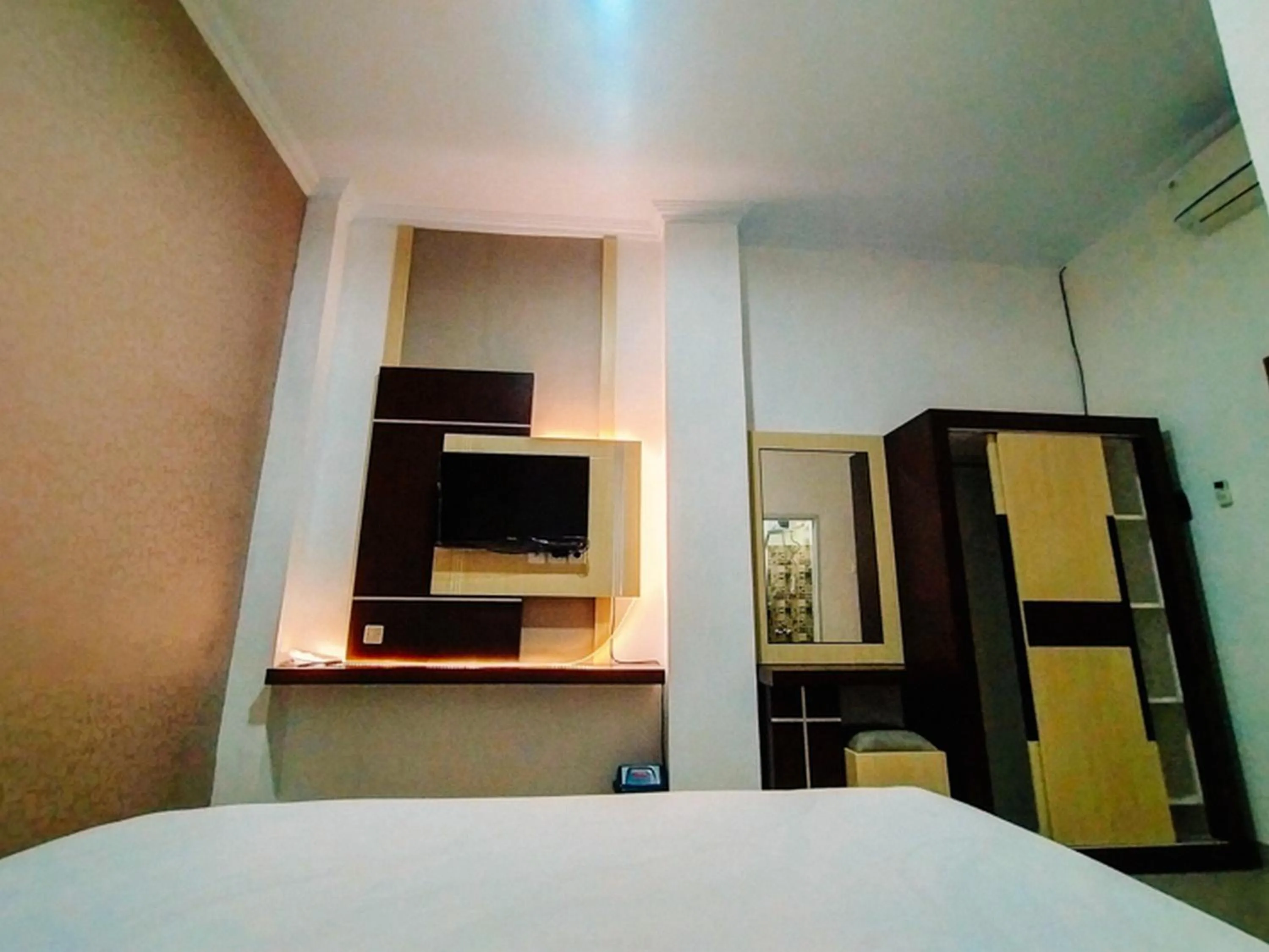 Property building, Bed in RedDoorz At Artomoro Guest House
