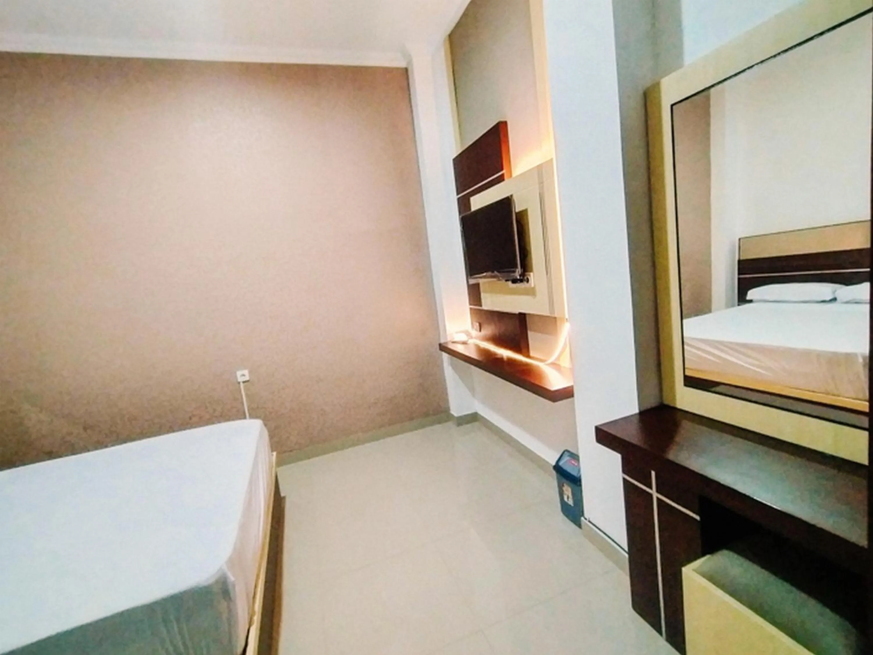 Property building, Bed in RedDoorz At Artomoro Guest House