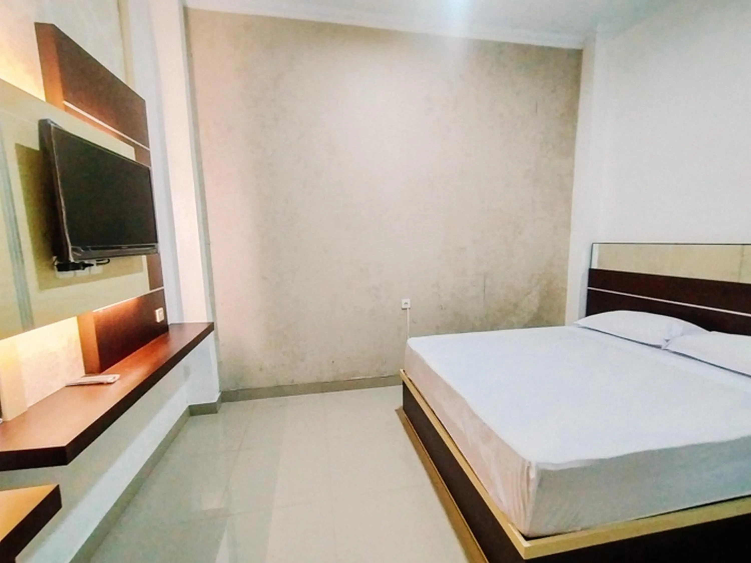 Property building, Bed in RedDoorz At Artomoro Guest House