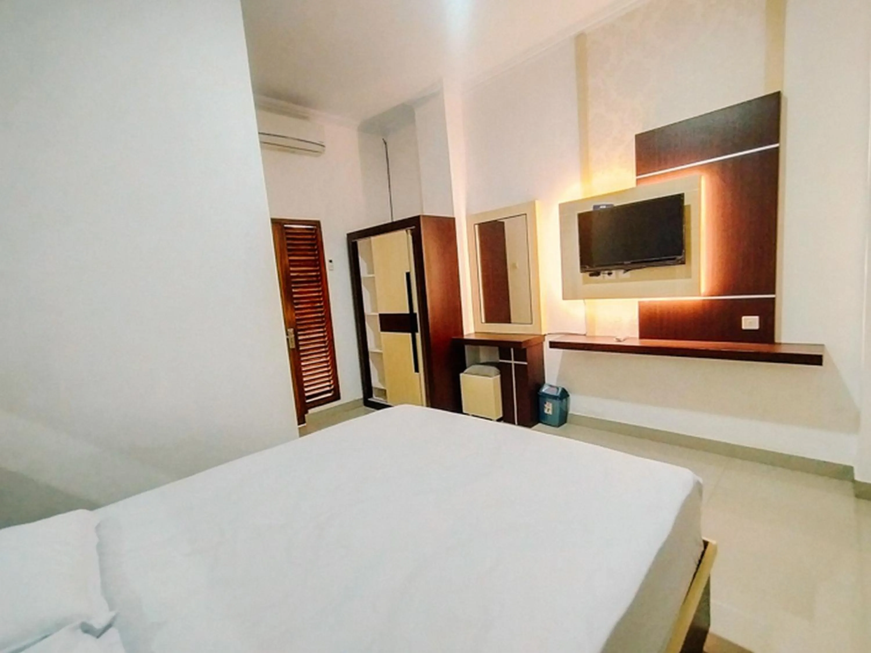 Property building, Bed in RedDoorz At Artomoro Guest House