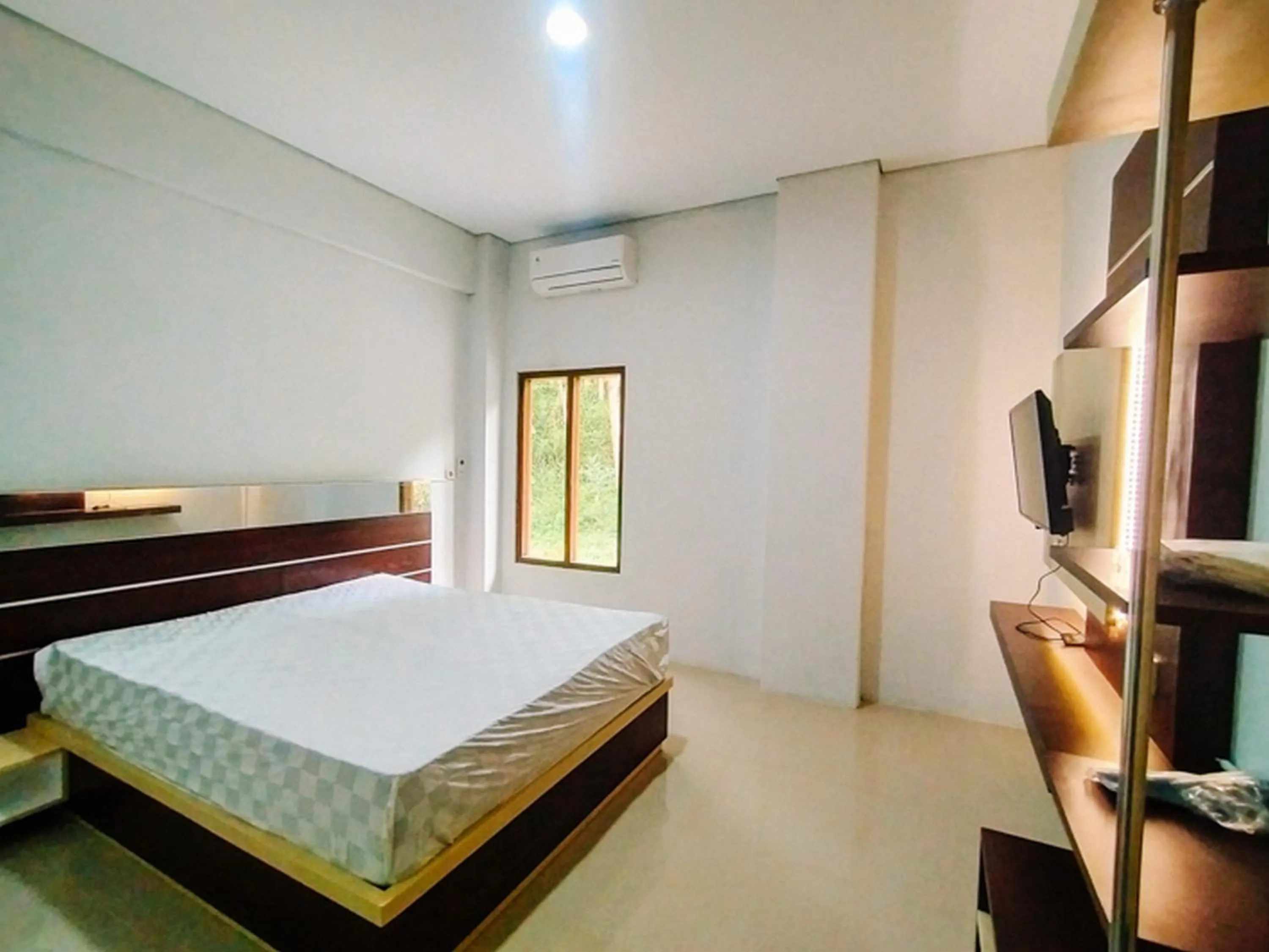 Property building, Bed in RedDoorz At Artomoro Guest House