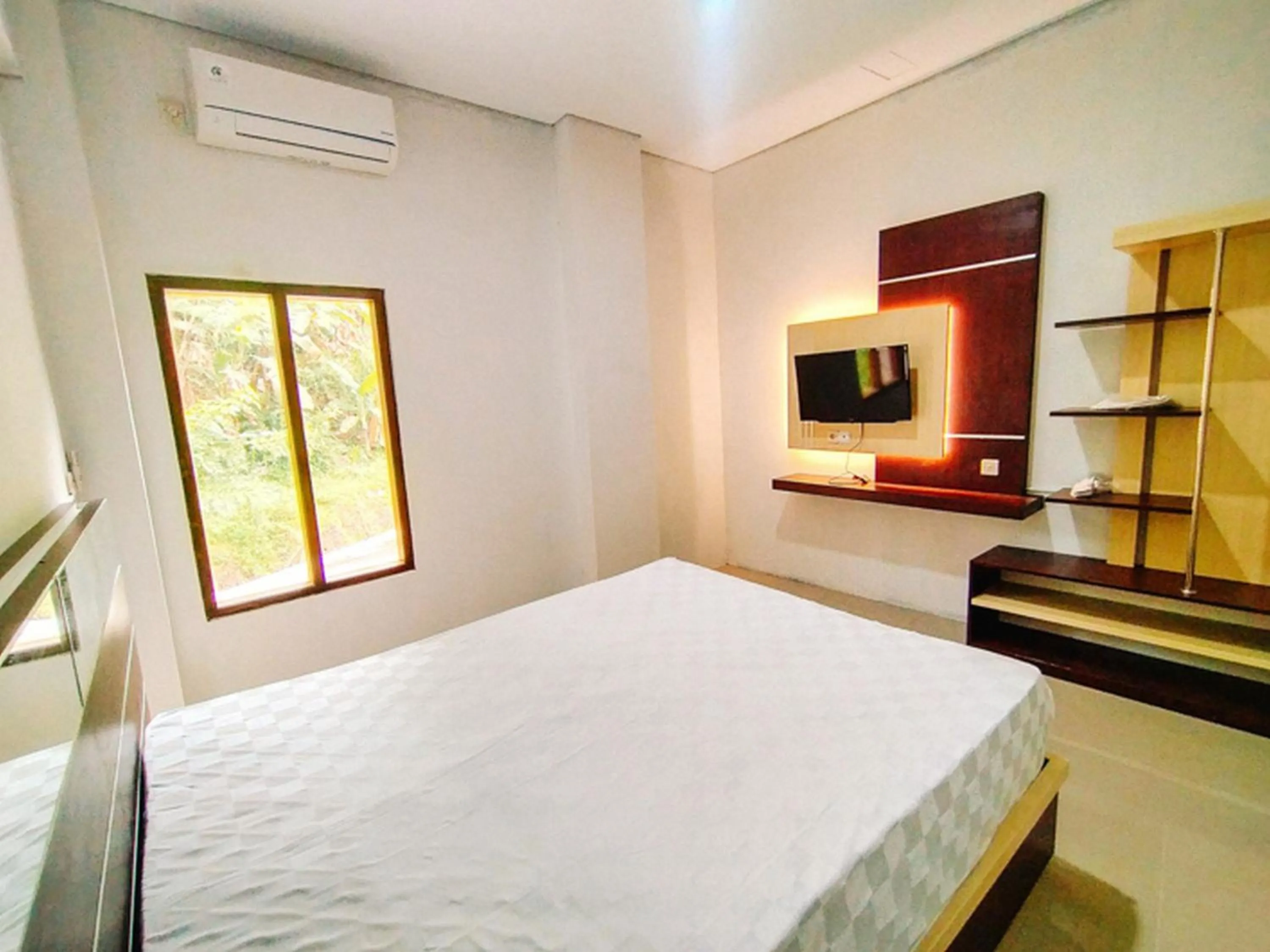 Property building, Bed in RedDoorz At Artomoro Guest House