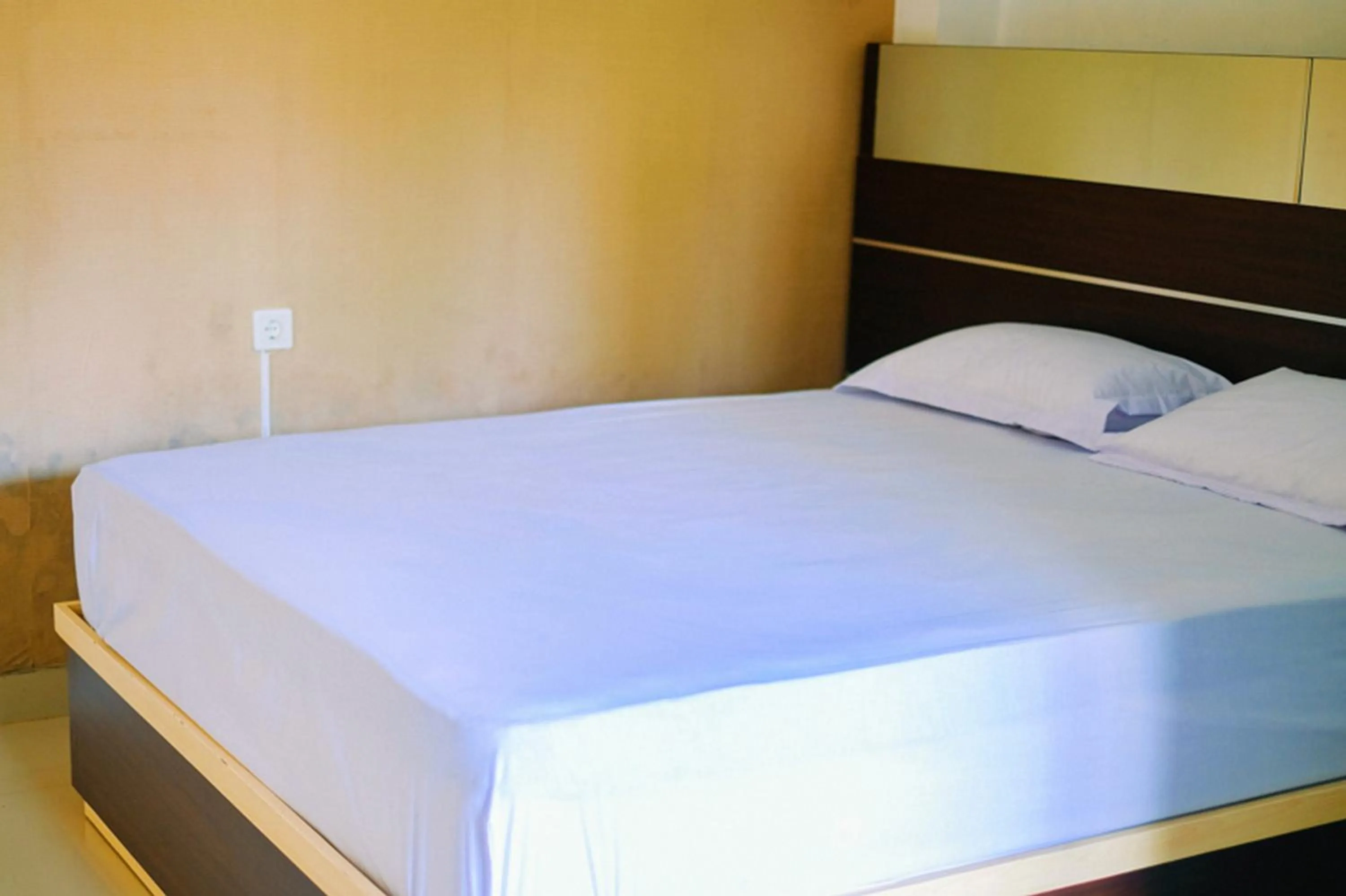 Property building, Bed in RedDoorz At Artomoro Guest House
