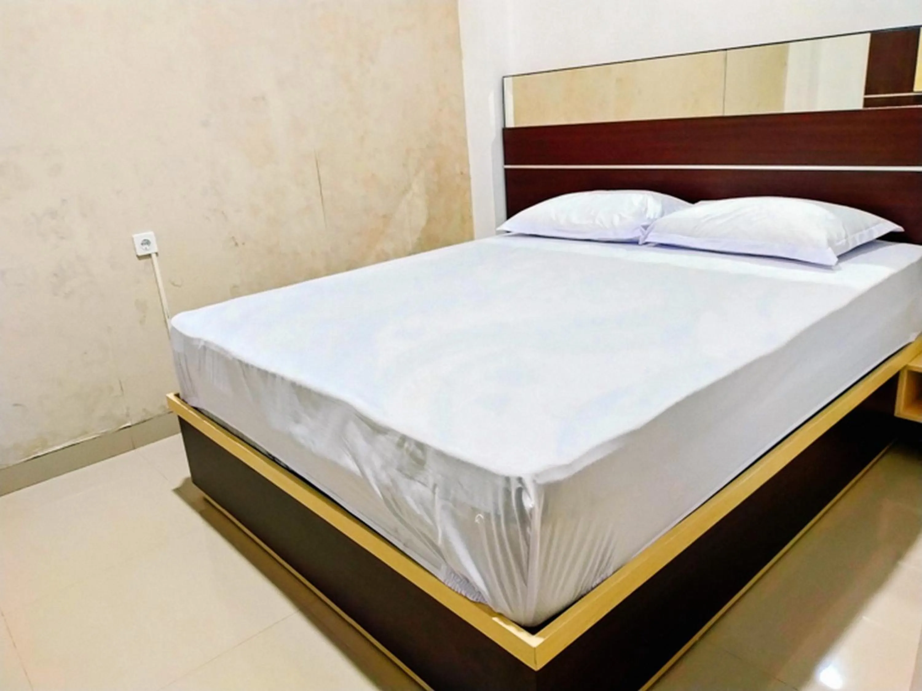 Property building, Bed in RedDoorz At Artomoro Guest House