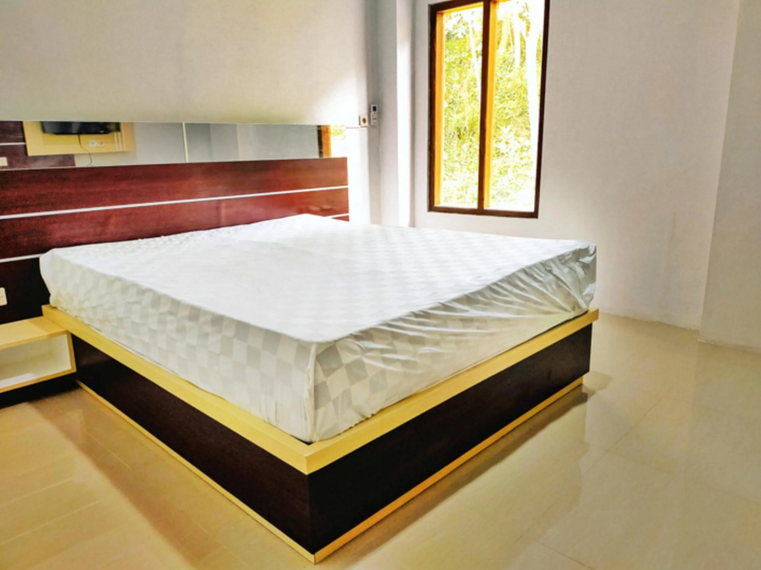 Property building, Bed in RedDoorz At Artomoro Guest House