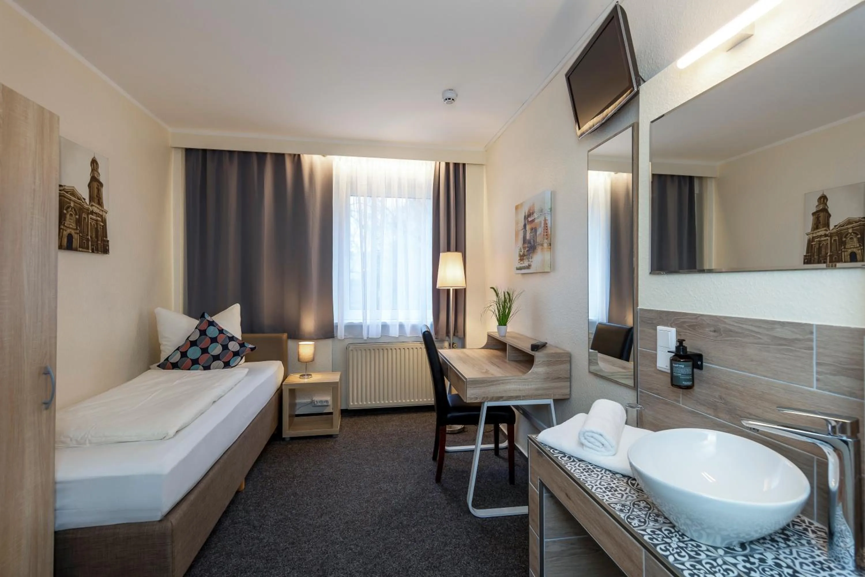 Staff, Bed in Auto-Parkhotel Hamburg St Pauli