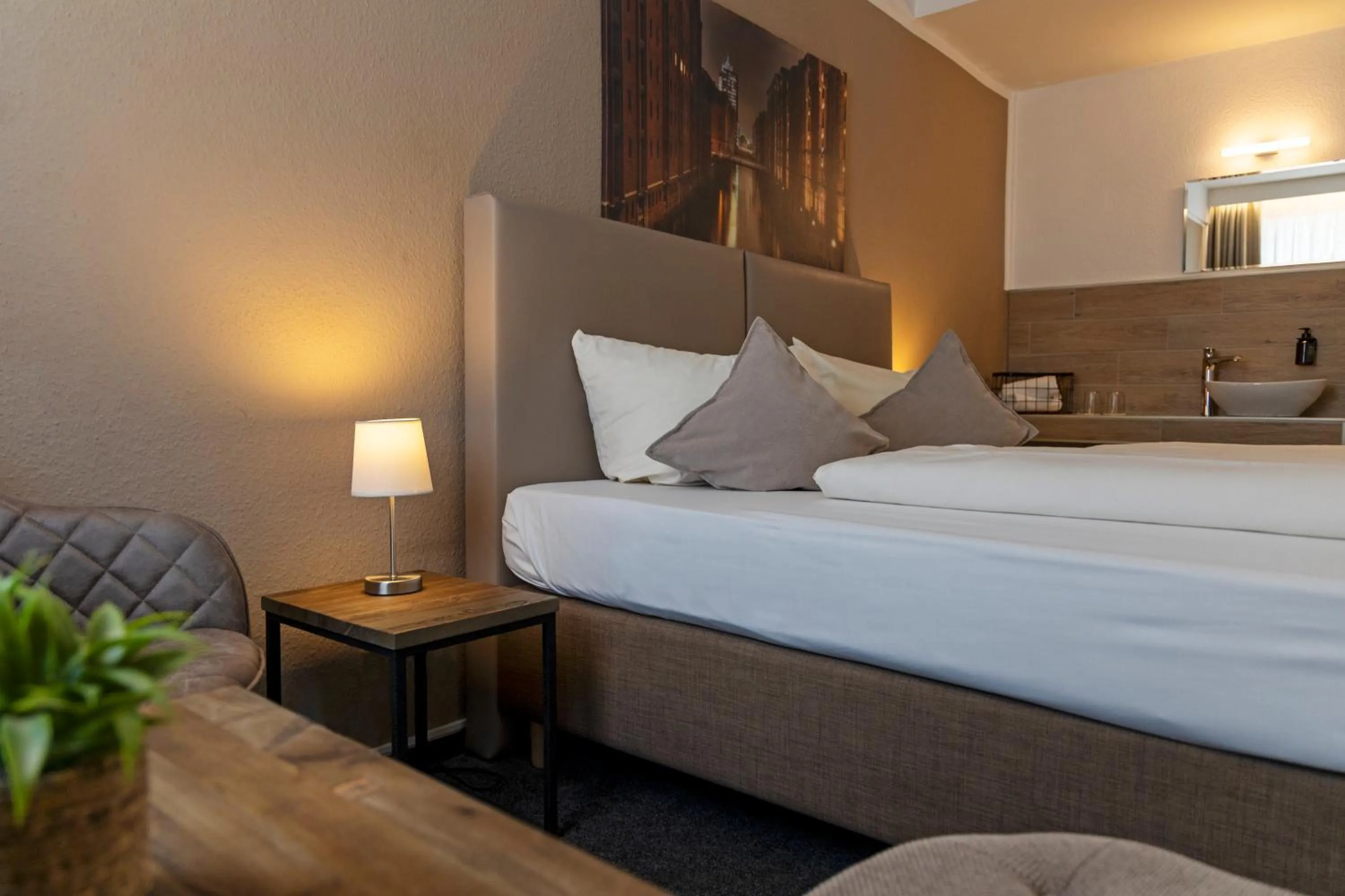 Living room, Bed in Auto-Parkhotel Hamburg St Pauli