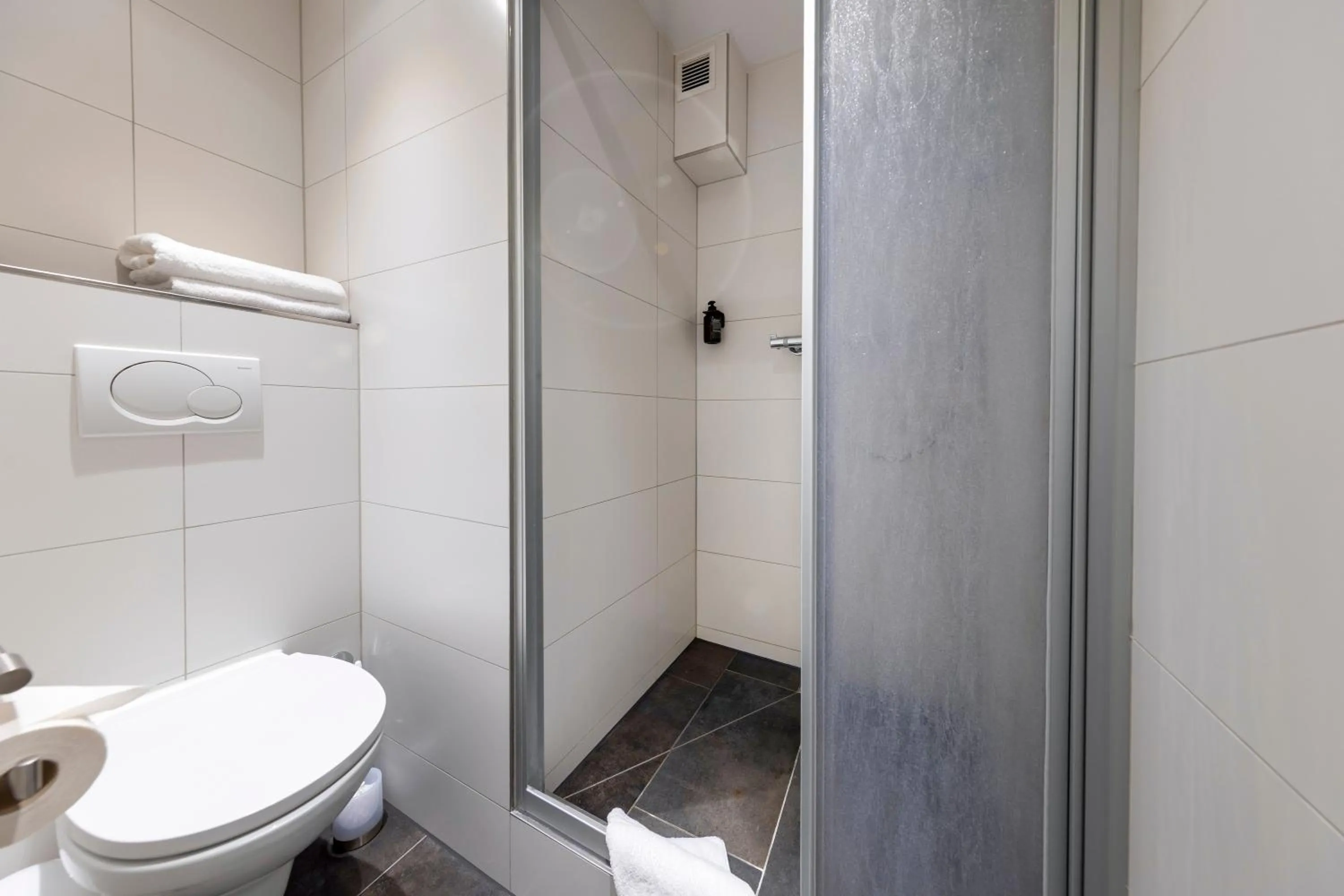 Shower in Auto-Parkhotel Hamburg St Pauli