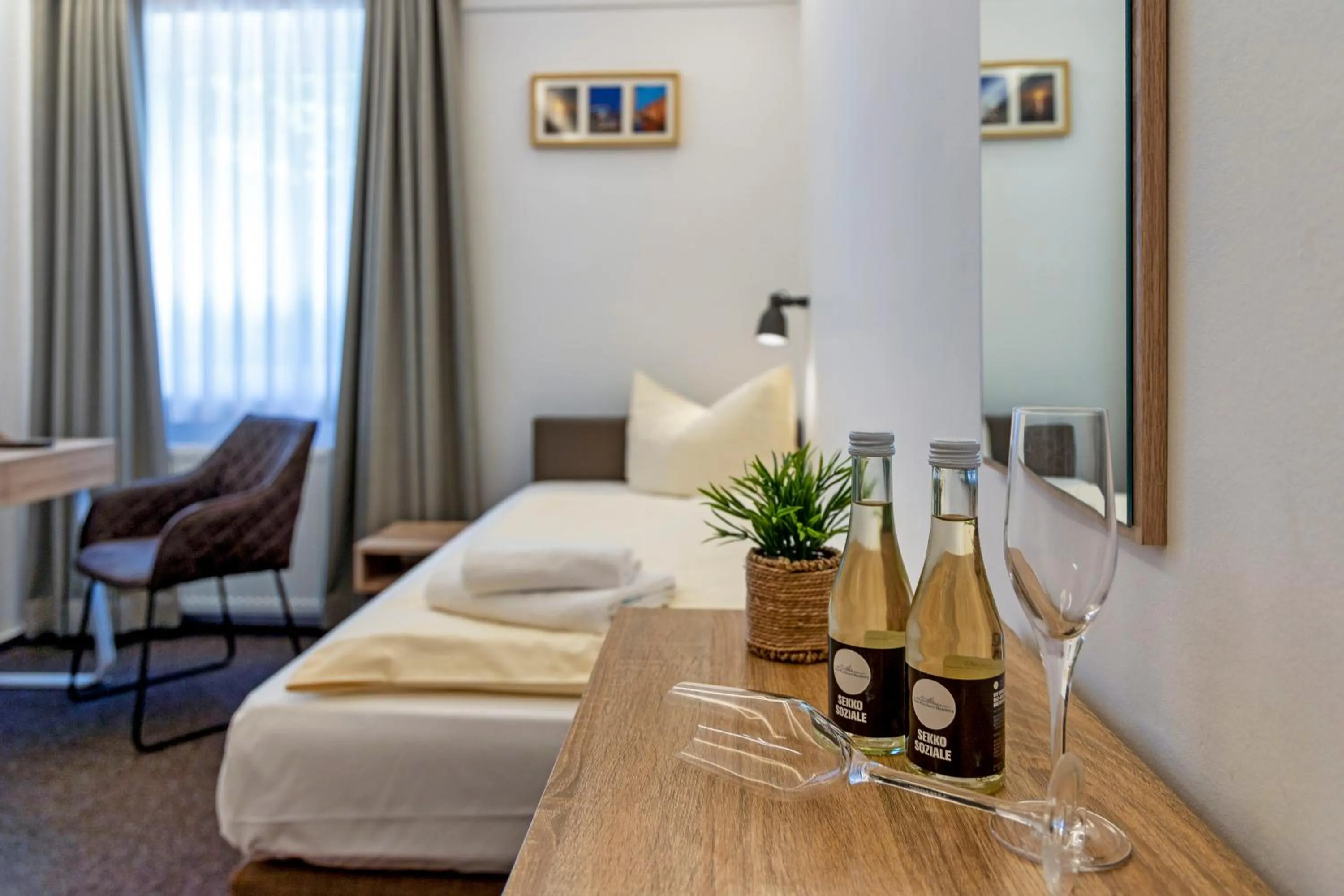 Photo of the whole room, Bed in Auto-Parkhotel Hamburg St Pauli