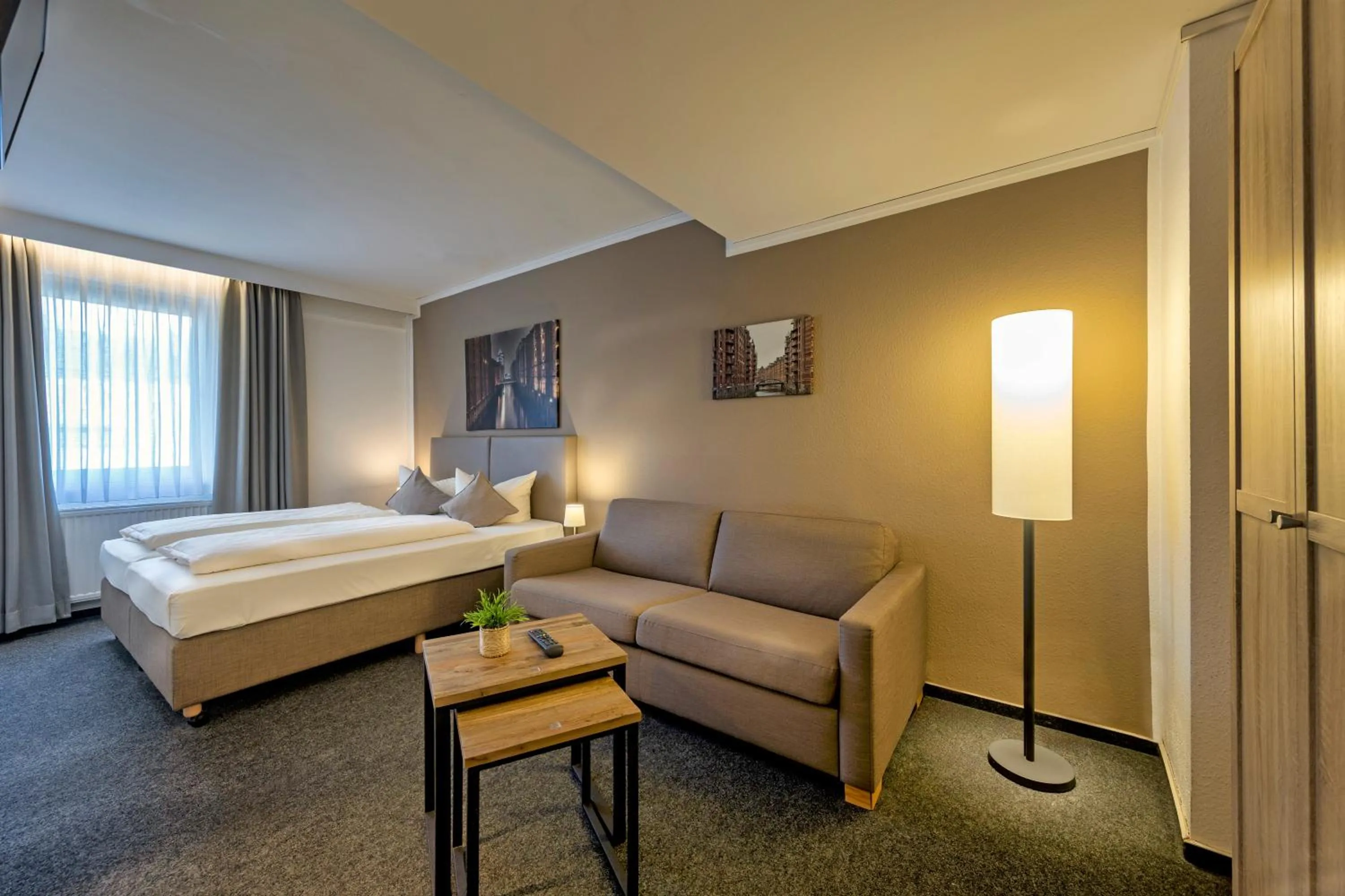 Living room, Bed in Auto-Parkhotel Hamburg St Pauli